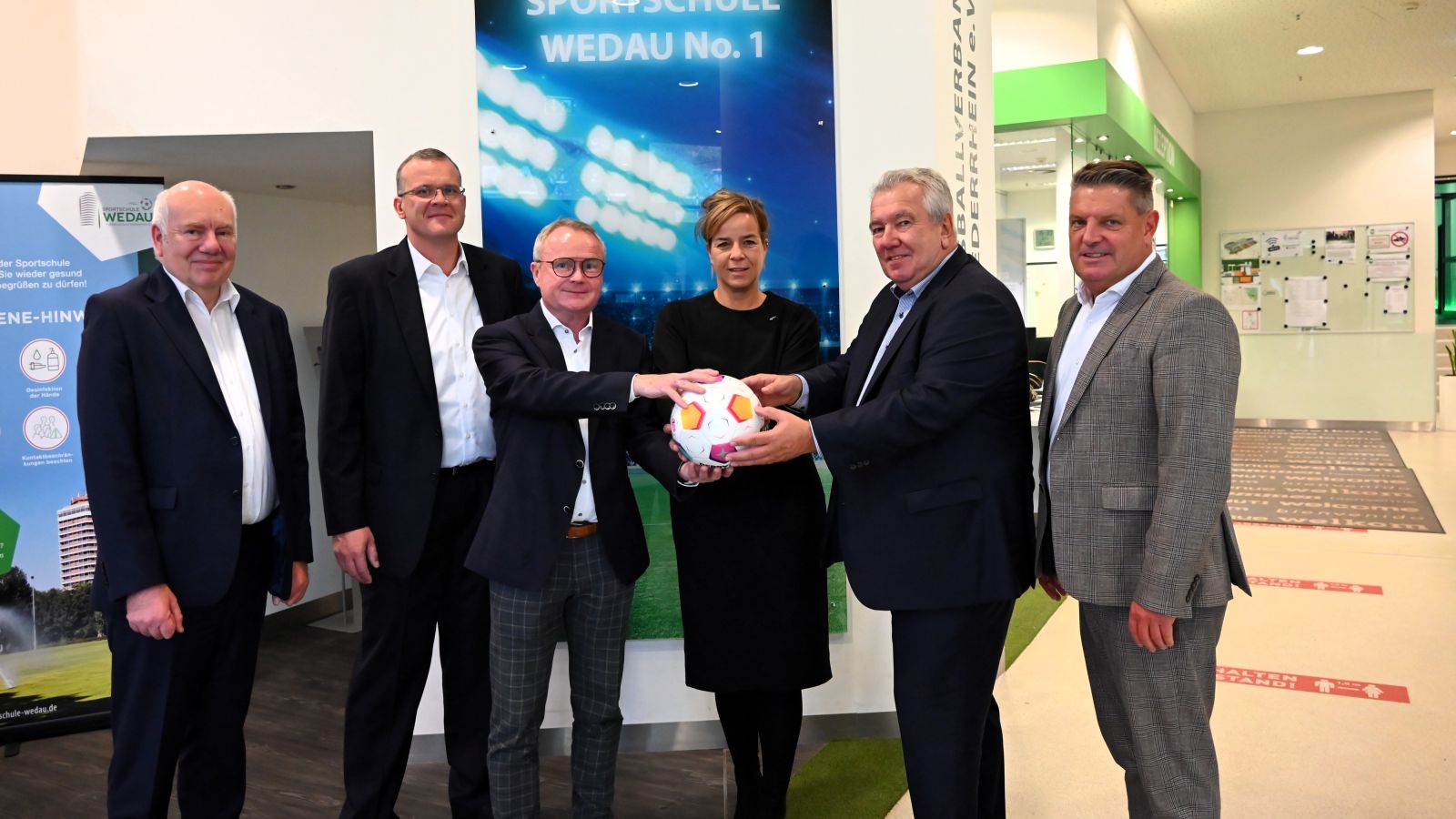 Mona Neubaur, Wirtschafts- und Klimaschutzministerin des Landes Nordrhein-Westfalen, besucht am 09.11.2023 den Westdeutschen Fußballverband und die Sportschule Wedau