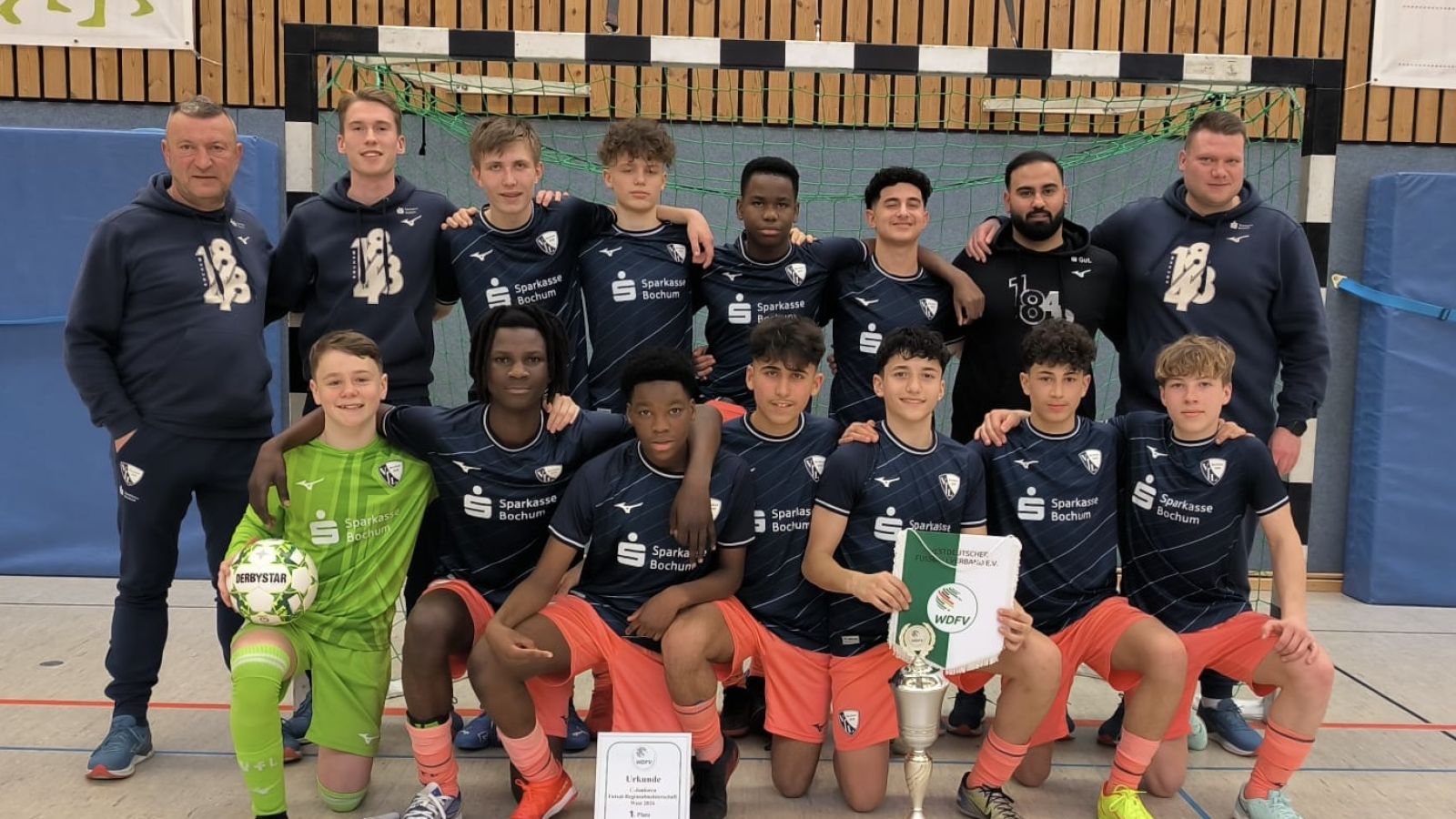Impressionen von der C-Junioren Futsal-Regionalmeisterschaft West 2024: Das Sieger-Team des VfL Bochum