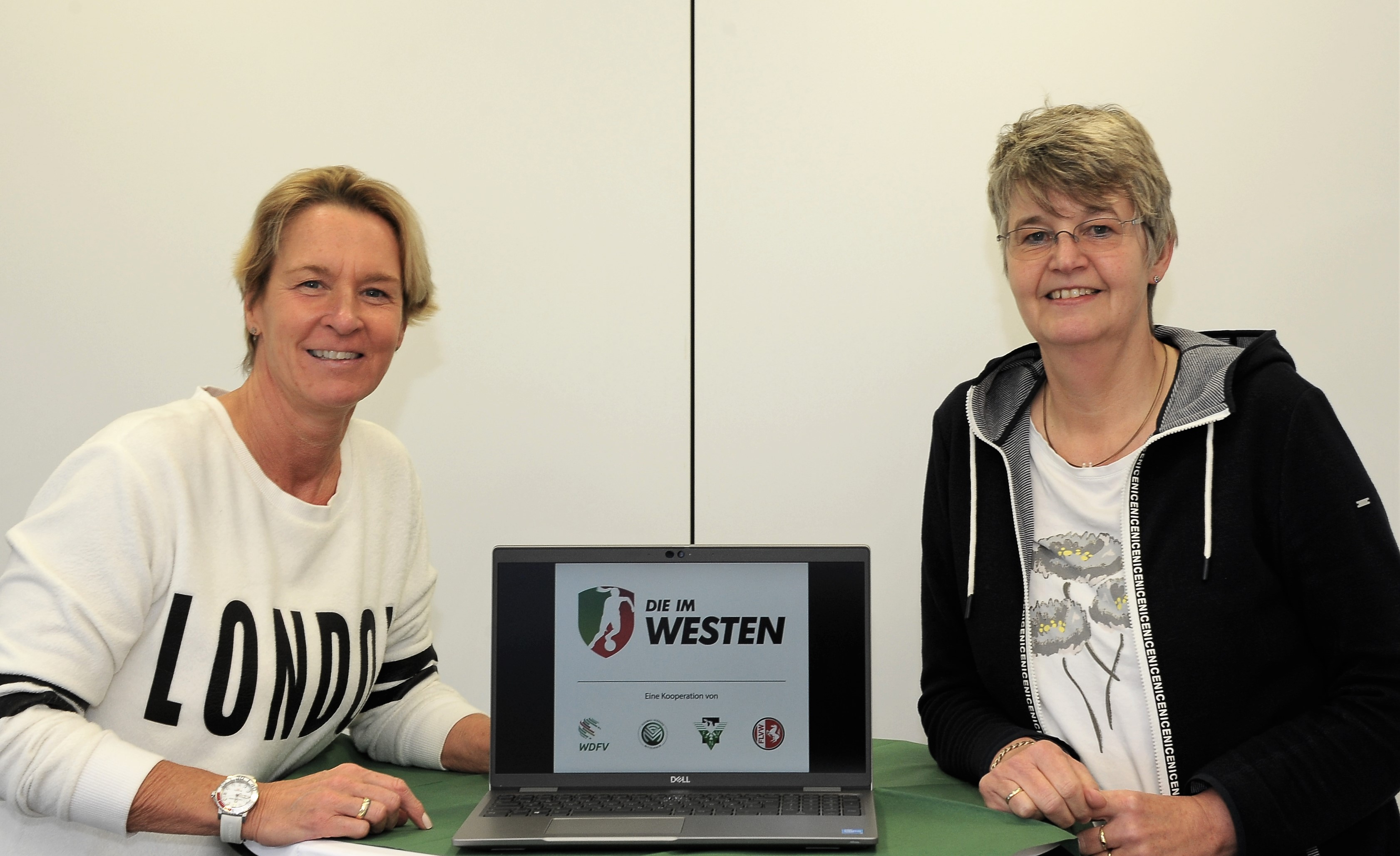Von den Bewerbungen begeistert: Martina Voss-Tecklenburg (links) und Marianne Finke-Holtz. (Foto: WDFV)