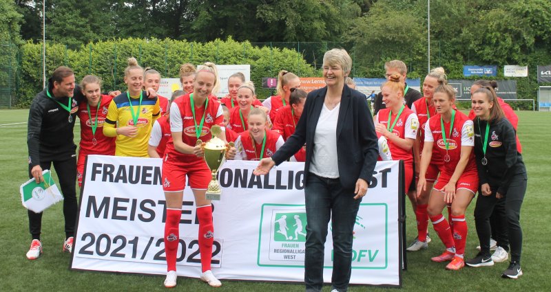 Marianne Finke-Holtz (vorne rechts), nahm in Dortmund für den Westdeutschen Fußballverband die Titelehrung vor . (Foto: WDFV)