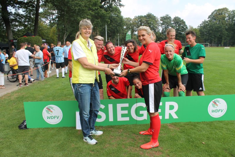 Marianne Finke-Holtz (vorne links), Vorsitzende des WDFV-Frauenfußballausschusses, übergab den Titelpokal an die Auswahl des FFC Asbach Uralt.