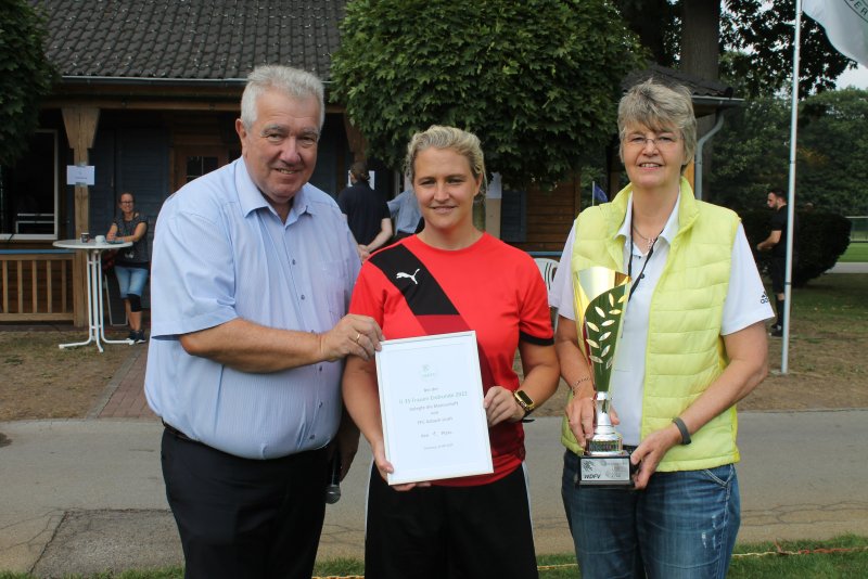 WDFV-Präsident Peter Frymuth (links) und Marianne Finke-Holtz (Vorsitzende des WDFV-Frauenfußballausschusses/links) gratulierten den Ü35-Frauen von FFC Asbach Uralt und Teamchefin Jeanette Götte zum Titel.