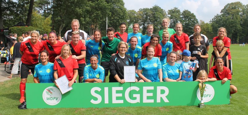 Gemeinsam für die DFB-Endrunde in Berlin qualifiziert: Die Ü35-Frauen von FFC Asbach Uralt gewannen das westdeutsche Finale gegen die Kreisauswahl Herne deutlich mit 6:1. 