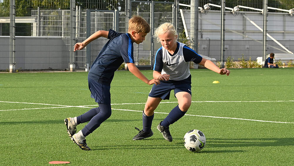 Trainingstipps für F-Junior*innen: Der Straßenfußball zeigt den Weg