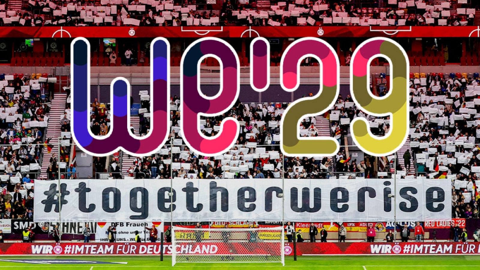 Blick auf Trebüne mit Menschen die Banner hochhalten