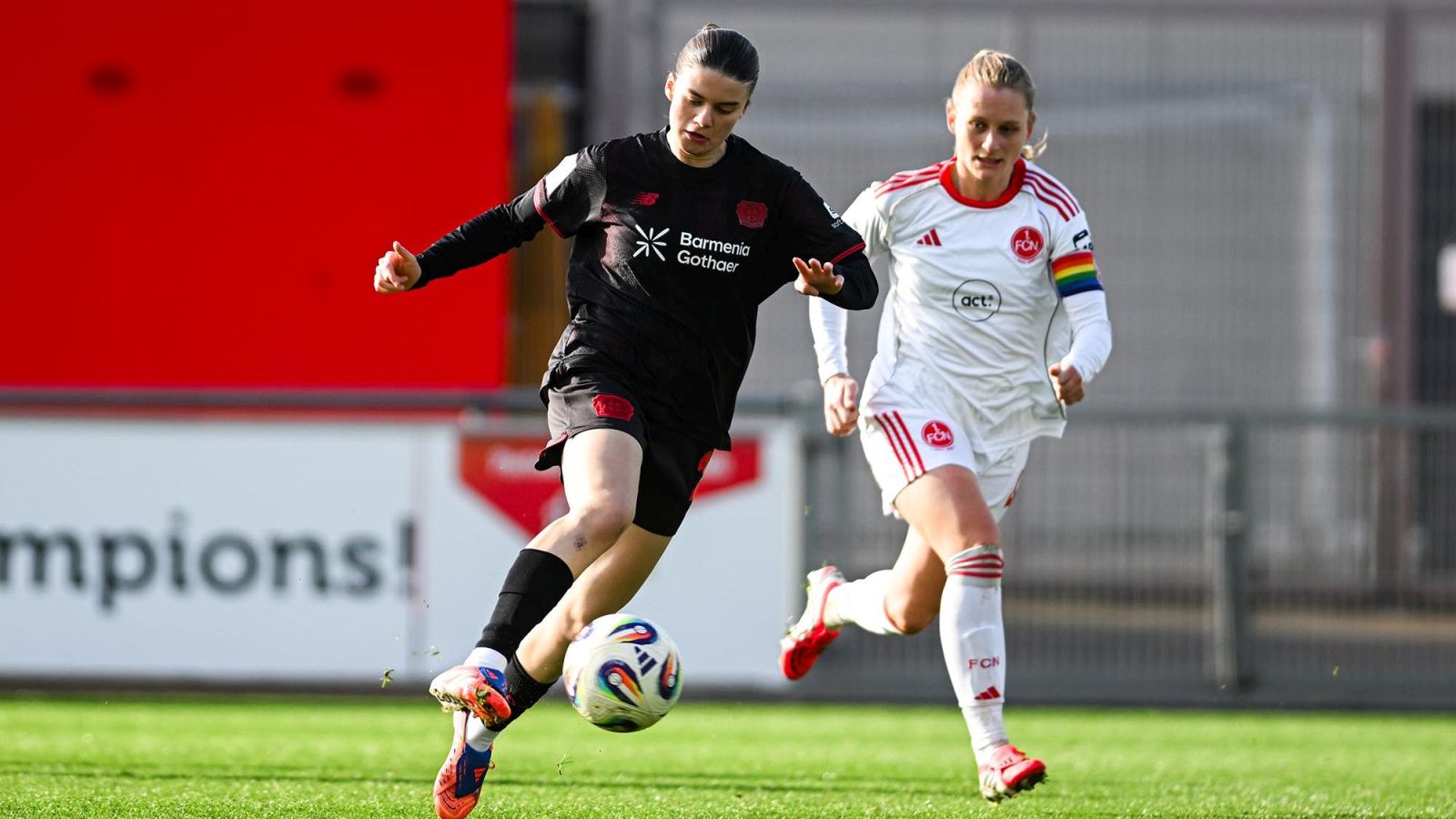 Beim 2:1-Heimsieg gegen den SSV Rhade erzielte Bayer 04 Leverkusens U23-Torjägerin Alisa Sinani (links) ihre Saisontreffer 21 und 22.