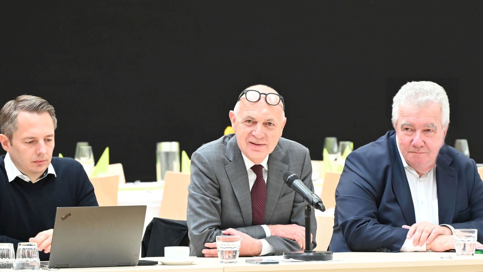 Im Rahmen des Gedankenaustauschs auf der WDFV-Beiratstagung in Duisburg sind auf dem Bild vier Personen zu sehen: DFB-Schatzmeister Stephan Grunwald, DFB-Präsident Bernd Neuendorf, WDFV-Präsident Peter Frymuth und WDFV-Schatzmeister Sascha Hendrich-Bächer.