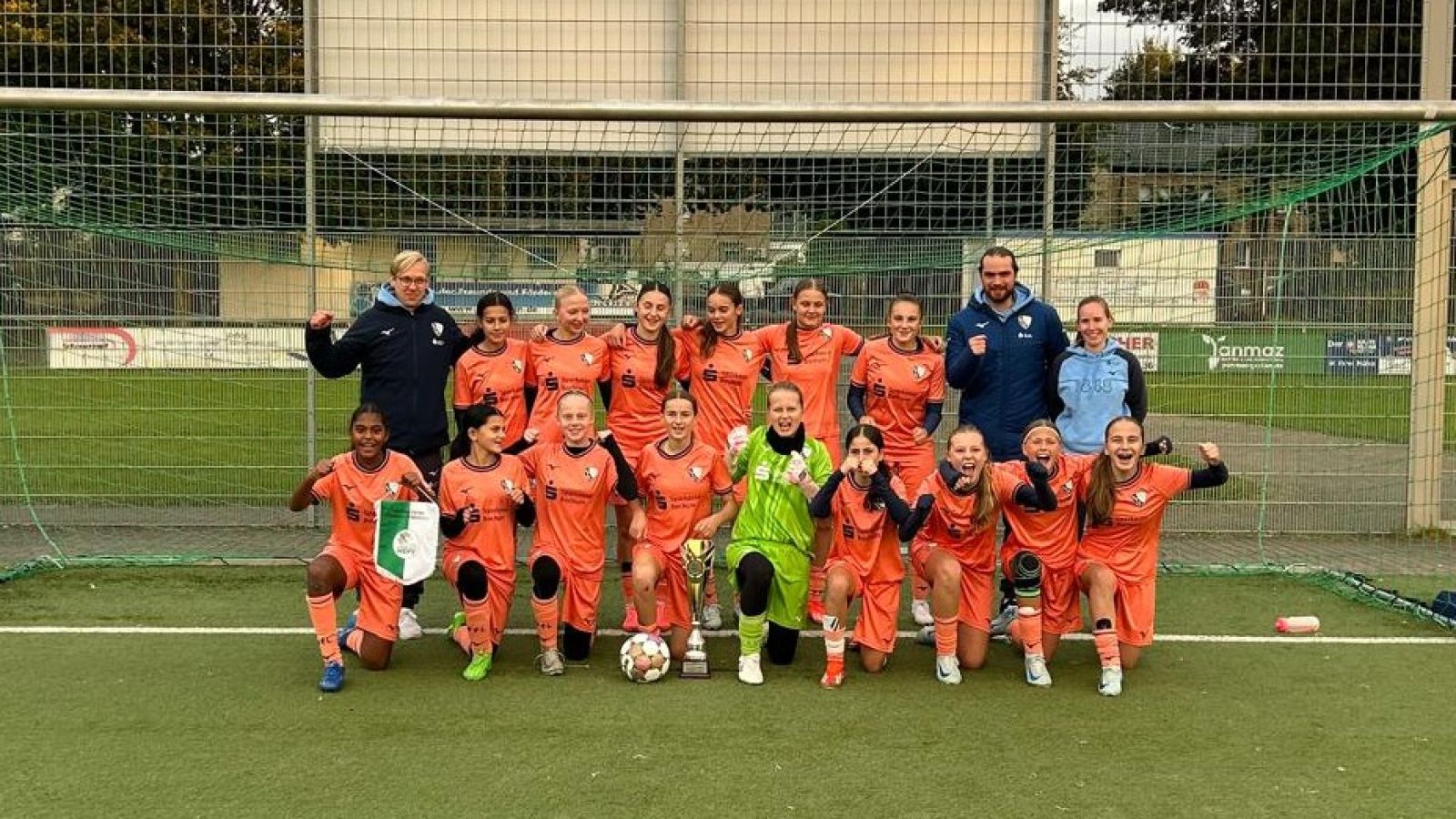 C-Juniorinnen und Trainerteam des VfL Bochum posieren zum Siegerfoto im Tor