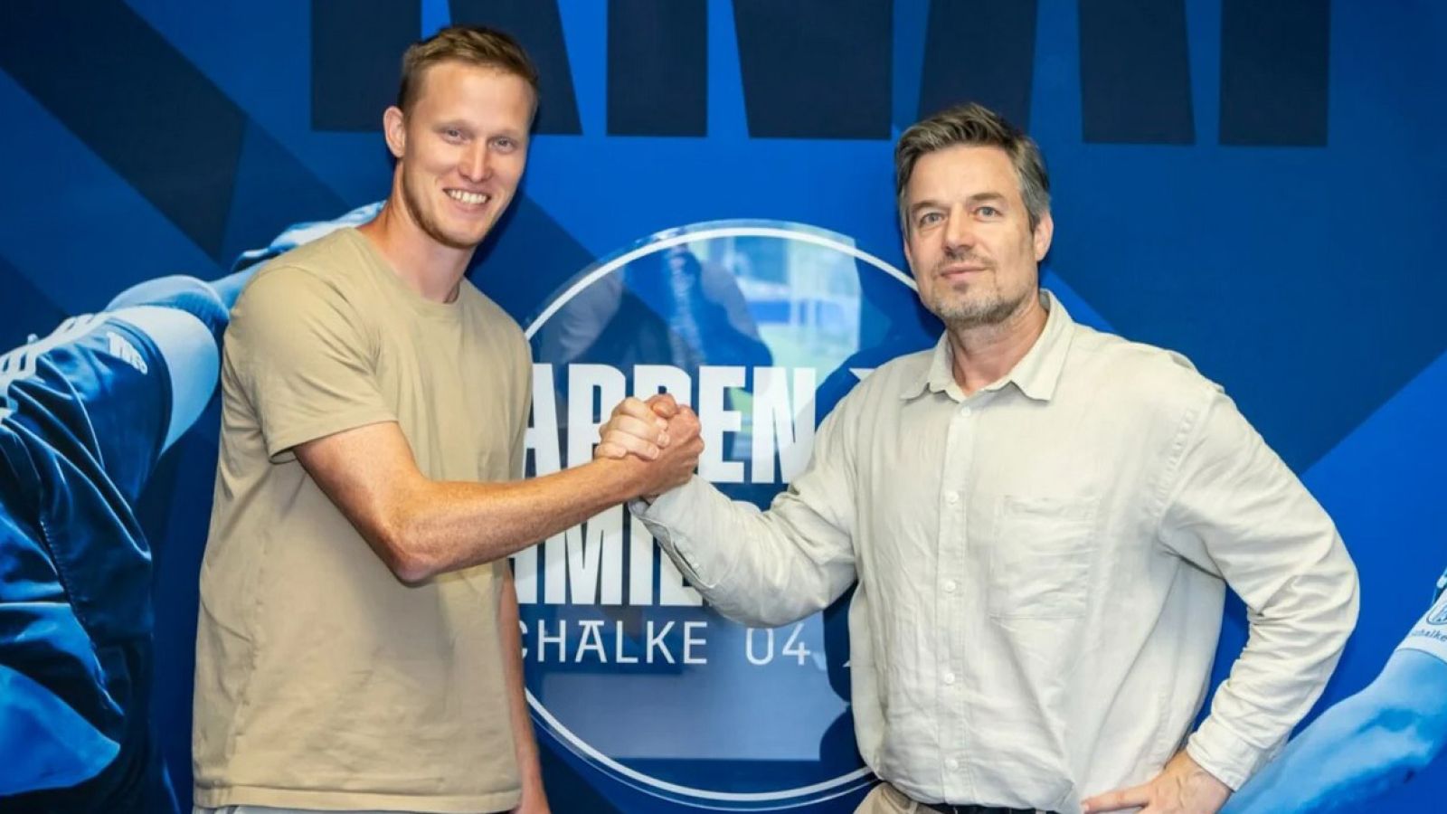 Angreifer Gerrit Wegkamp (links) wird von Raffael Tonello, Sportlicher Leiter der Knappenschmiede und Top-Talente-Scout, bei der U 23 des FC Schalke 04 begrüßt.
