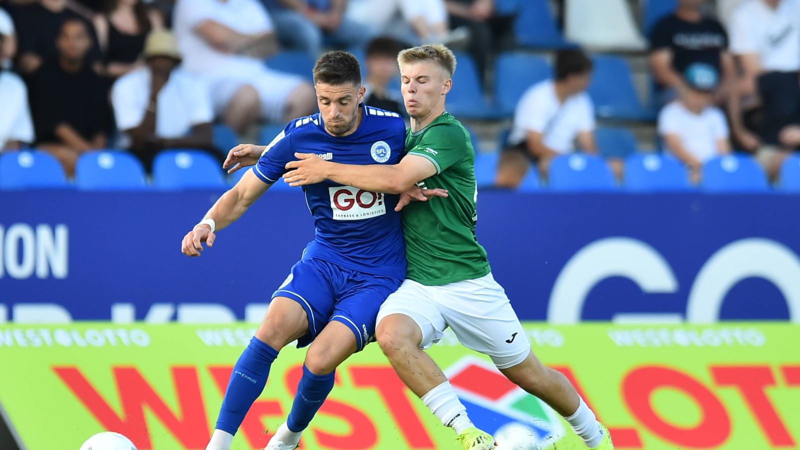 Der VfL Sportfreunde Lotte ist mit drei Siegen in die Saison gestartet. Hier befindet sich der Lotte Philip Fontein (links) im Zweikampf mit Erik Lanfer (FC Gütersloh).