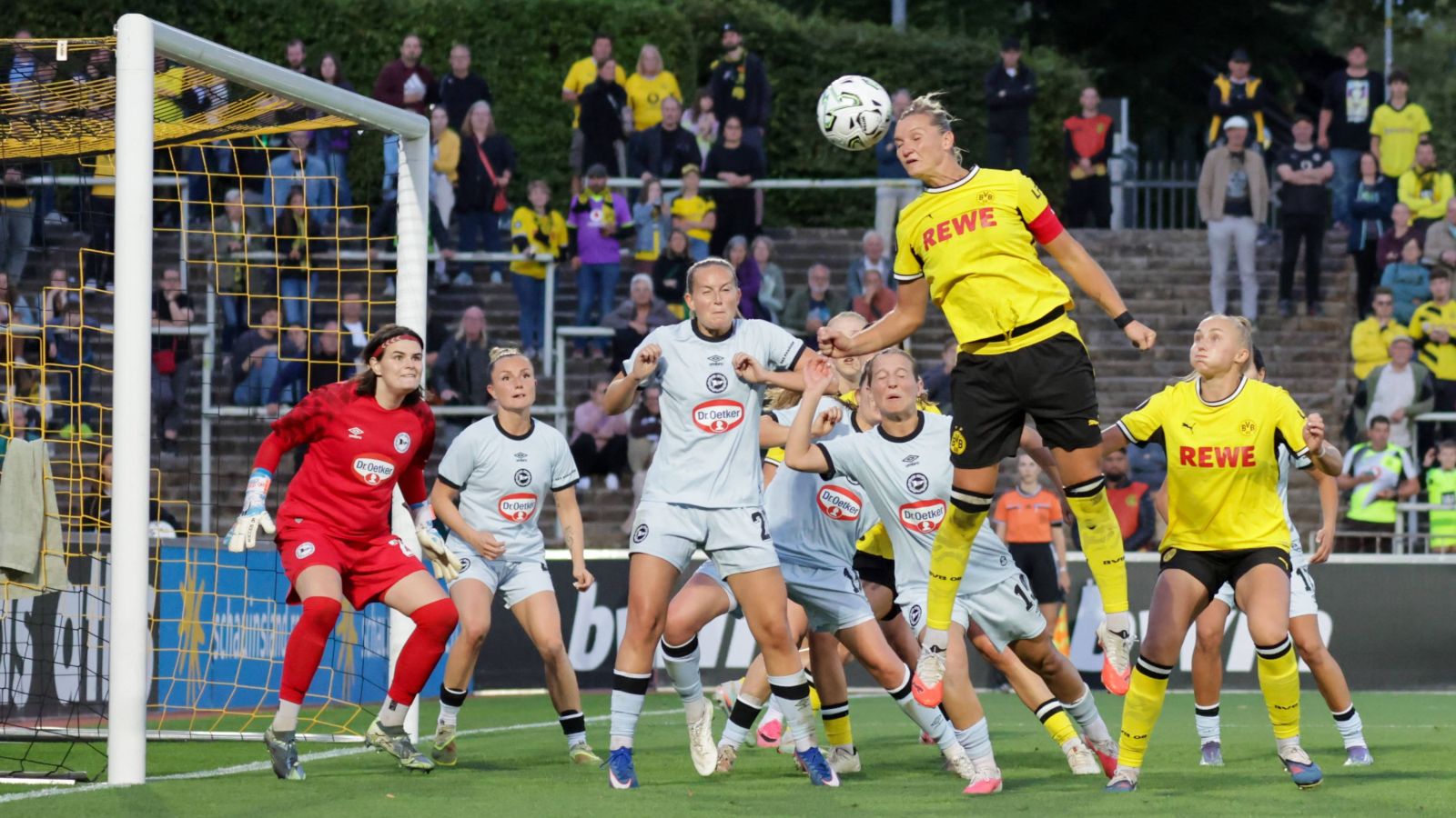 Kapitänin Alexandra Popp - hier bei ihrem Kopfballtreffer zum 2:0 - führte den BVB hzum 3:0-Auftaktsieg gegen Arminia Bielefeld.