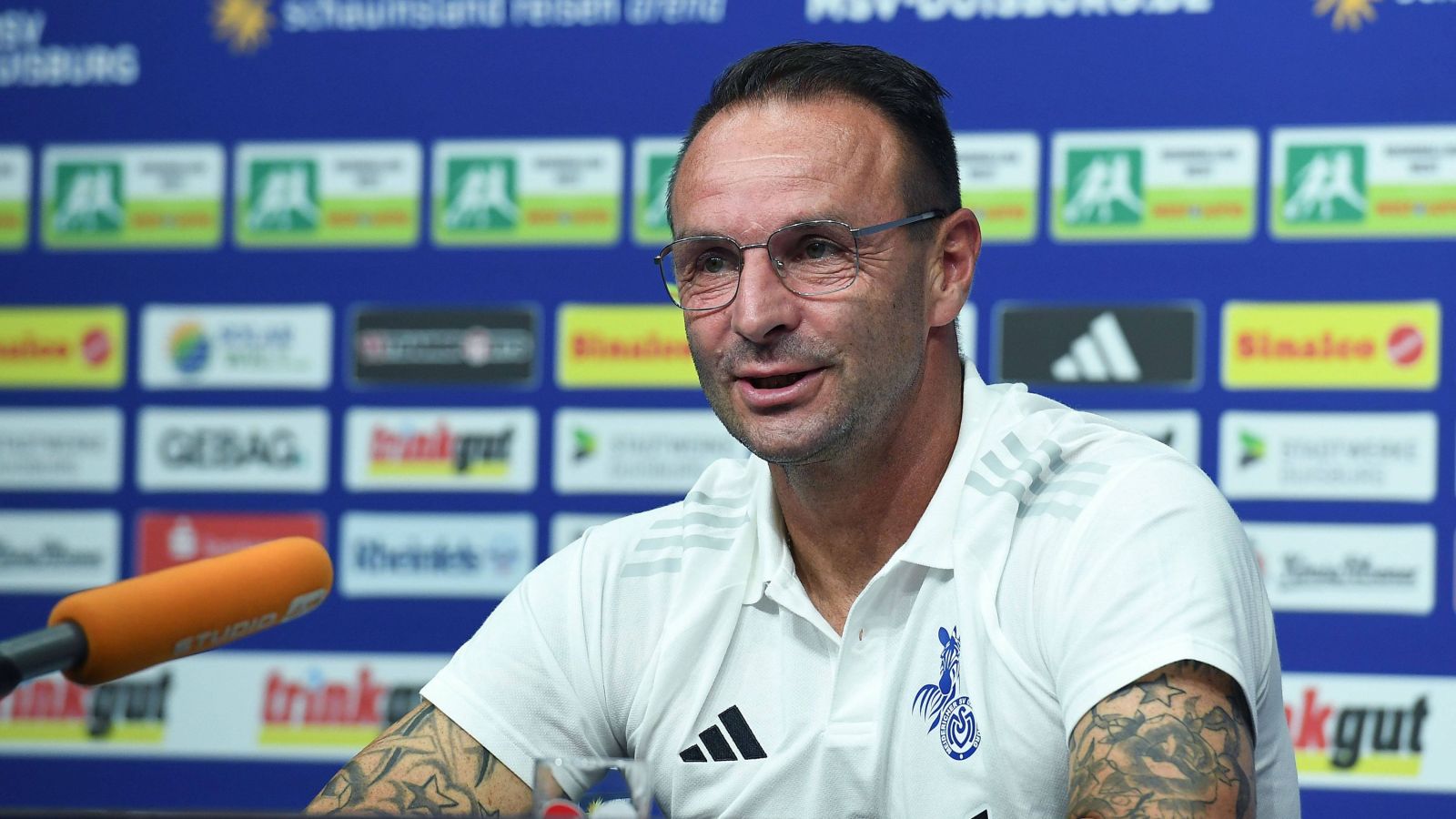 Dietmar Hirsch, Trainer des MSV Duisburg, bei einer Pressekonferenz.