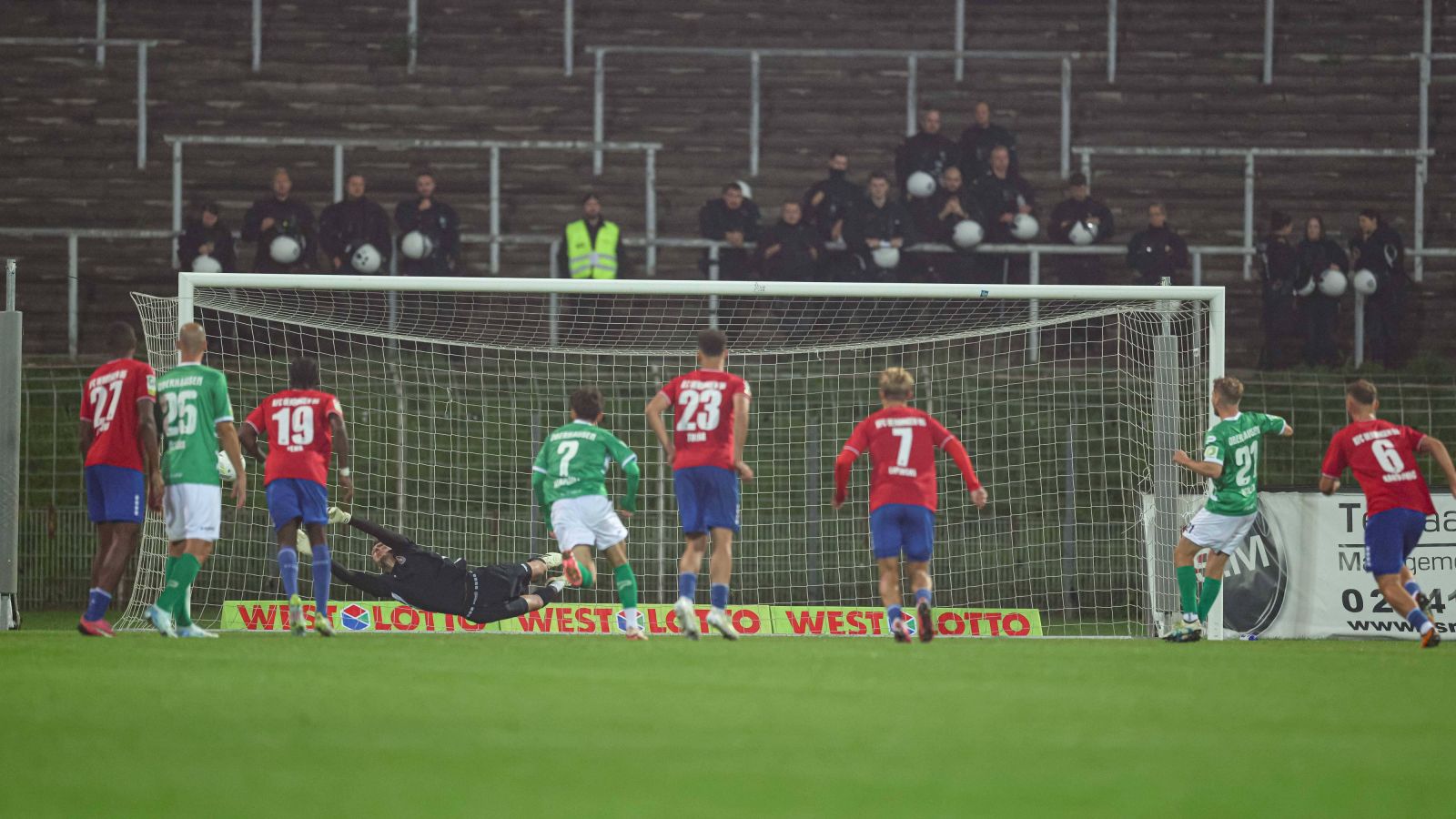 Luca Schlax (Rot-Weiß Oberhausen) verwandelt im Spiel beim KFC Uerdingen 05 einen Handelfmeter.