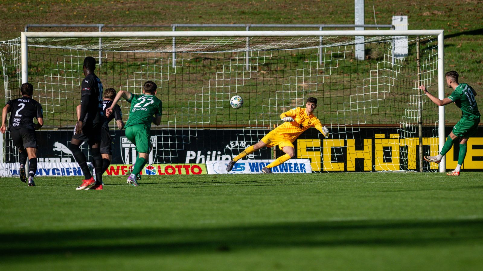 Patrik Twardzik vom FC Gütersloh (rechts) verwandelt einen Foulelfmeter zum 1:0-Siegtreffer beim 1. FC Bocholt.