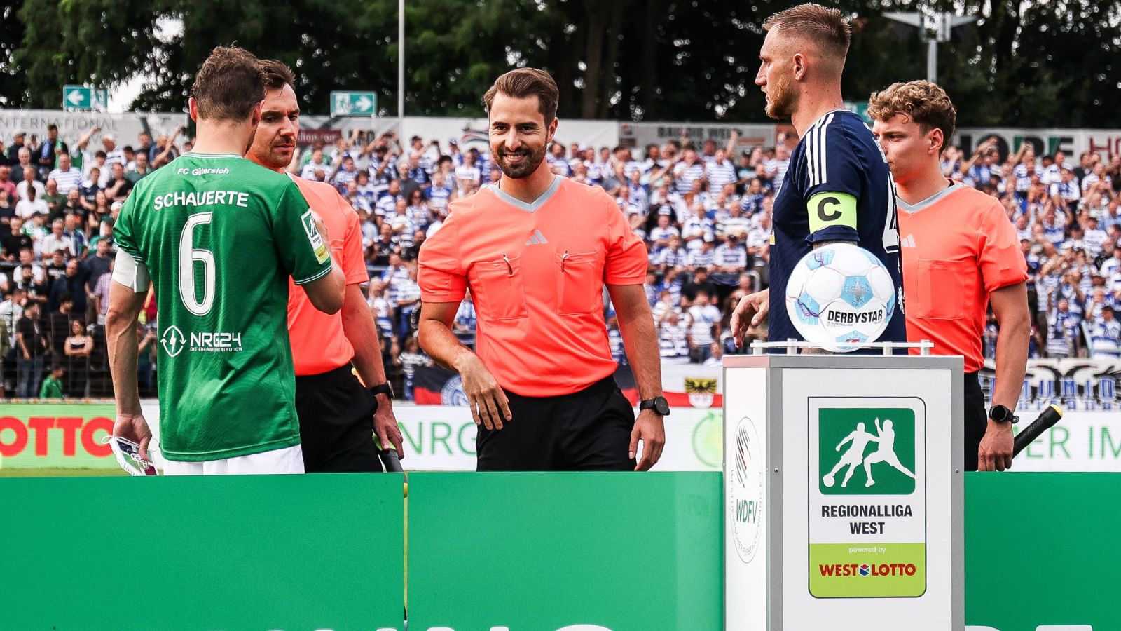 Schiedsrichter Luca Marx (in der Mitte) begrüßt die beiden Kapitäne Julian Schauerte (FC Gütersloh) und Alexander Hahn (MSV Duisburg).