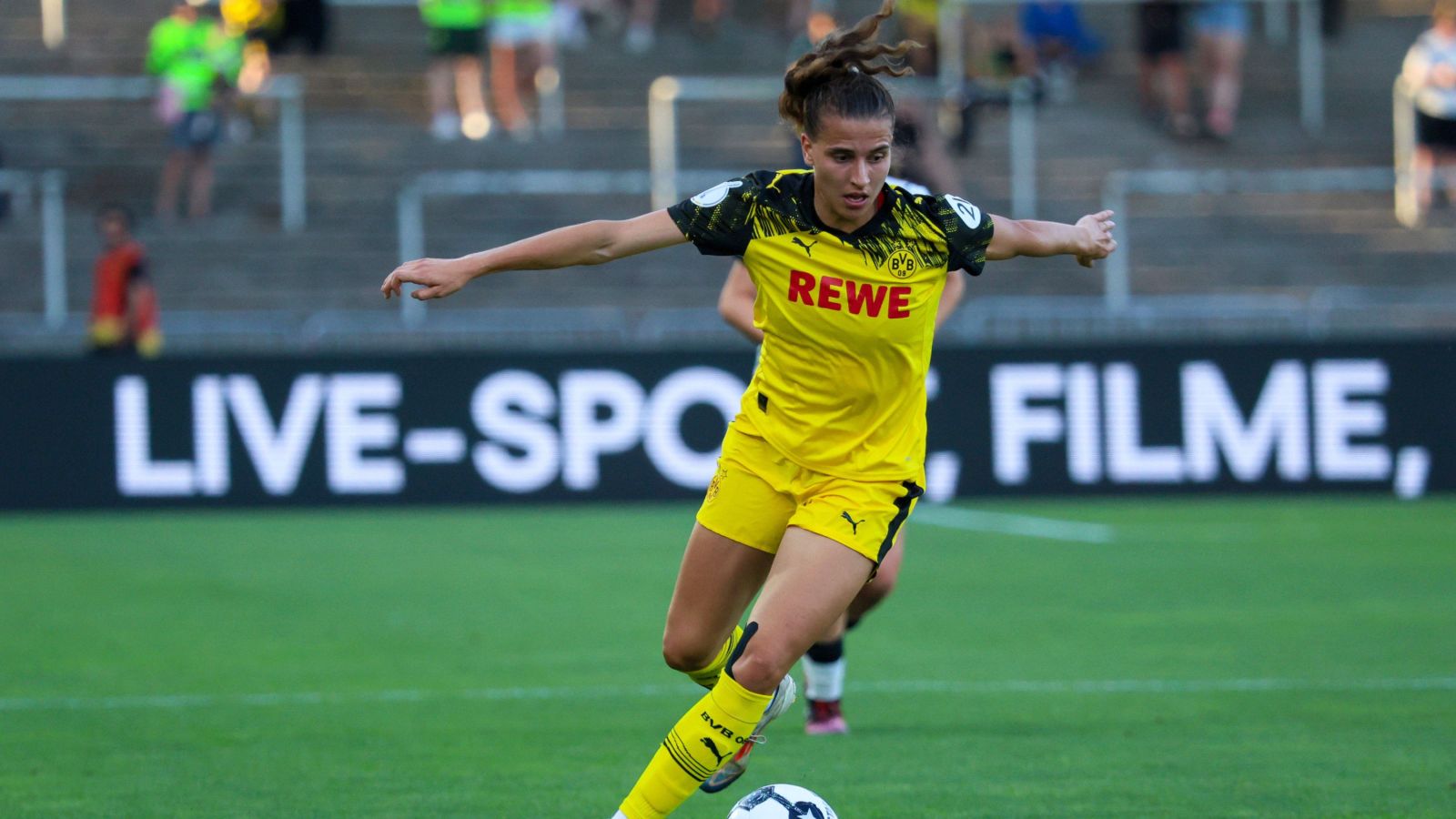 Mit einem lupenreinen Hattrick leitete Jasmin Jabbes den 6:0-Heimsieg von Aufsteiger Borussia Dortmund am 1. Spieltag in der Frauen-Regionalliga West gegen die U23 von Bayer 04 Leverkusen ein