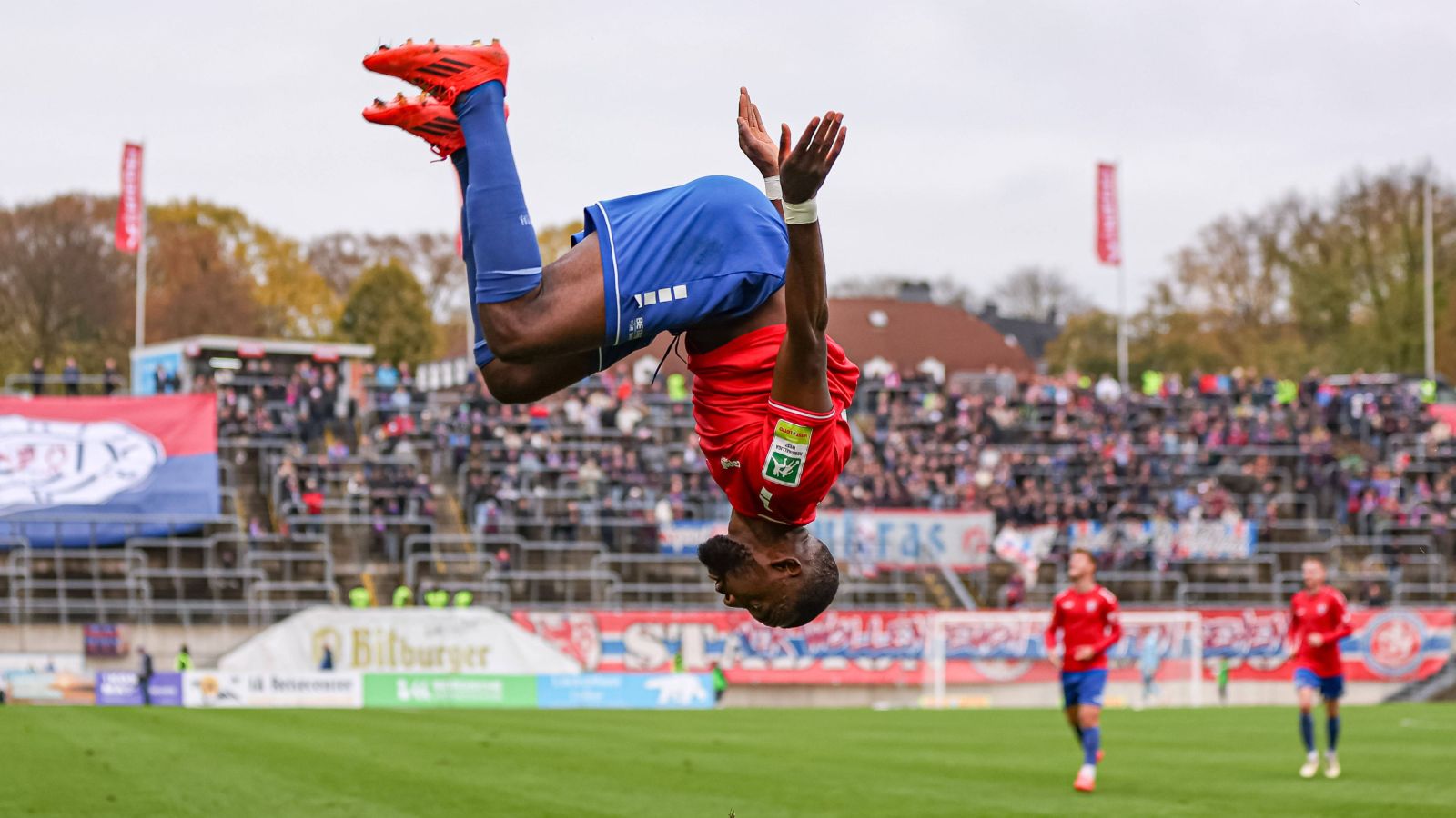 Jeff-Denis Fehr vom KFC Uerdingen 05 bejubelt einen Treffer mit einem Salto.