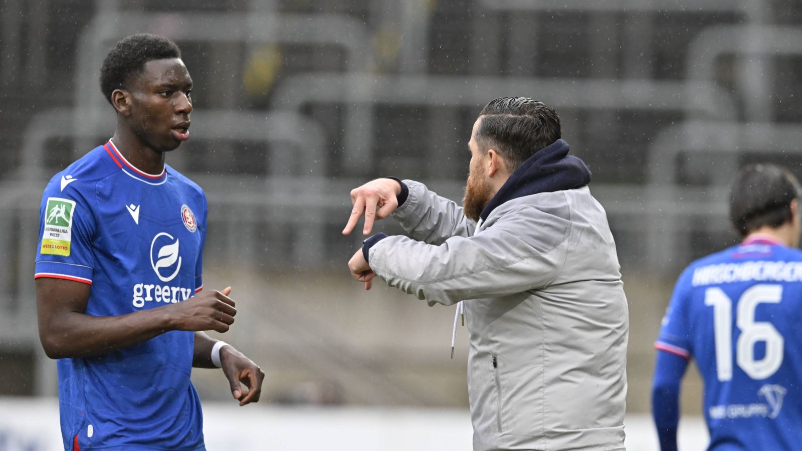 Trainer Mike Wunderlich vom Wuppertaler SV gibt Josue Santo (links) Anweisungen. Am Ende sprang ein 0:0 in Rödinghausen heraus.
