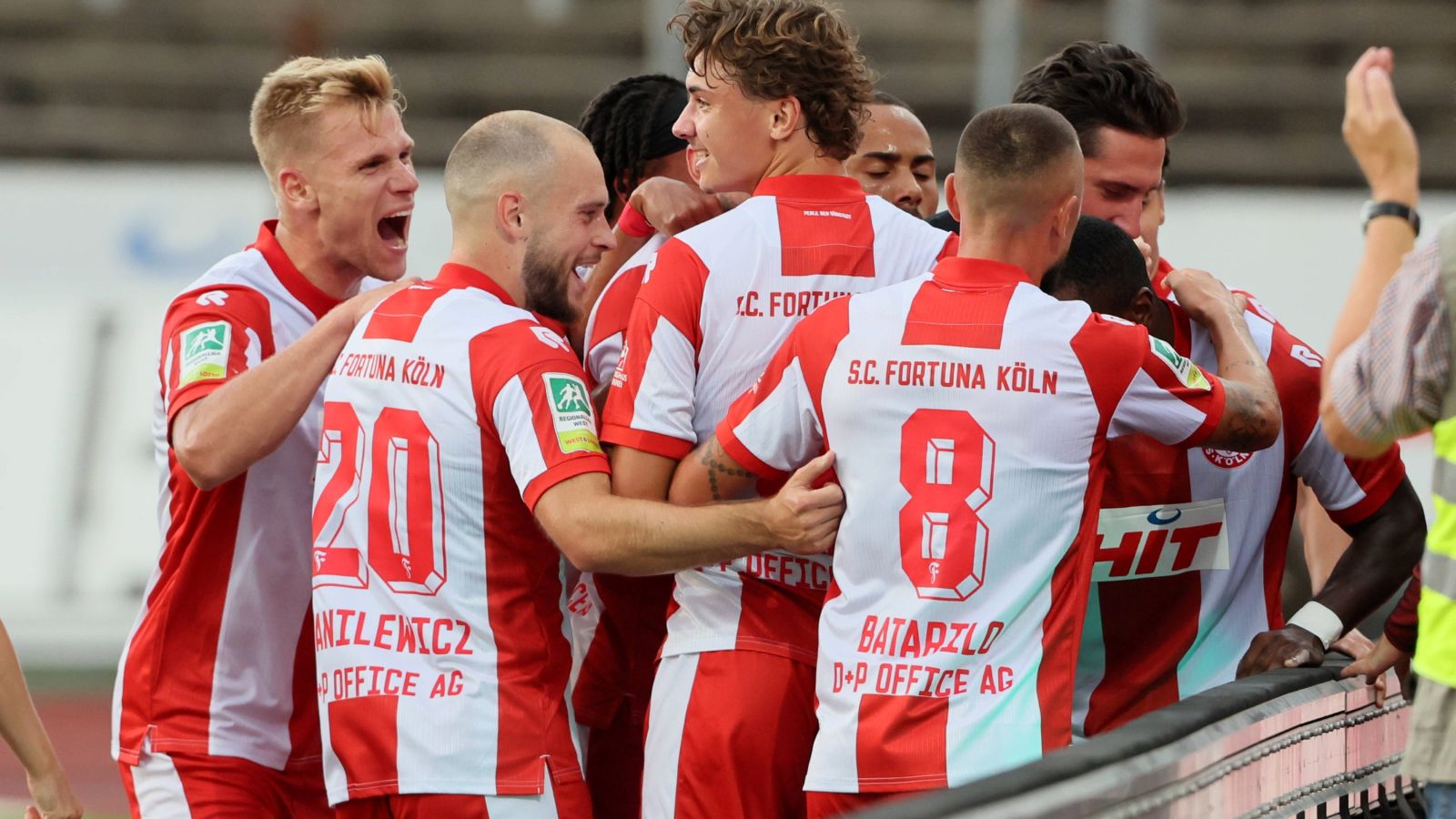 Neun Spieler von Fortuna Köln bejubeln gemeinsam ein Tor beim 4:2-Heimsieg gegen die U 23 von Borussia Mönchengladbach.