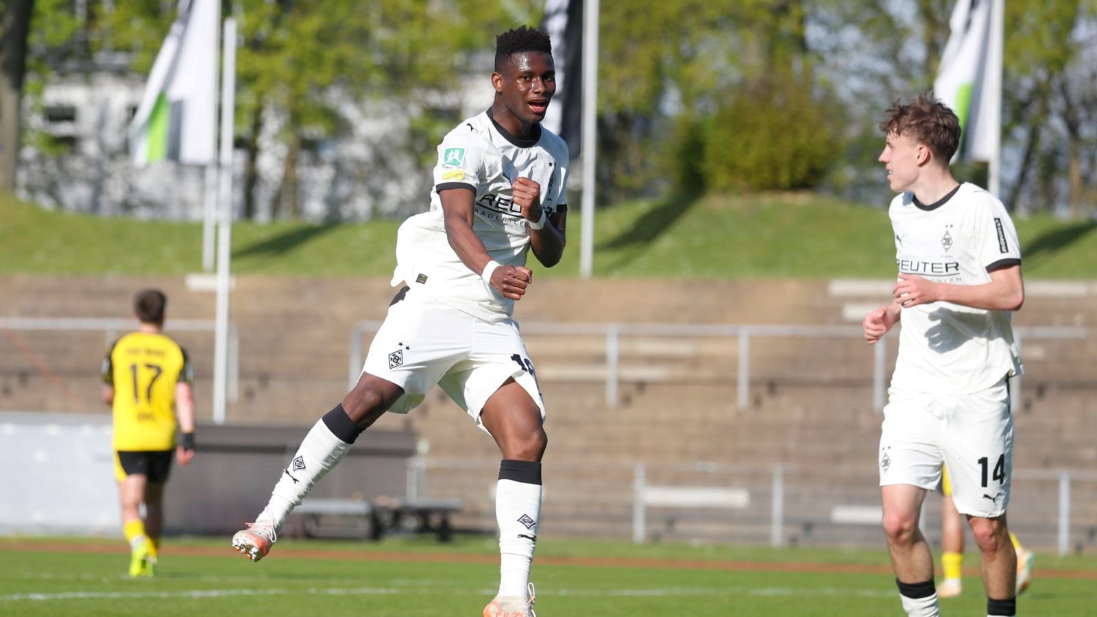 Gladbachs Iaia Danfa bejubelt seinen Treffer zum zwischenzeitlichen 1:1-Ausgleich gegen den BVB.