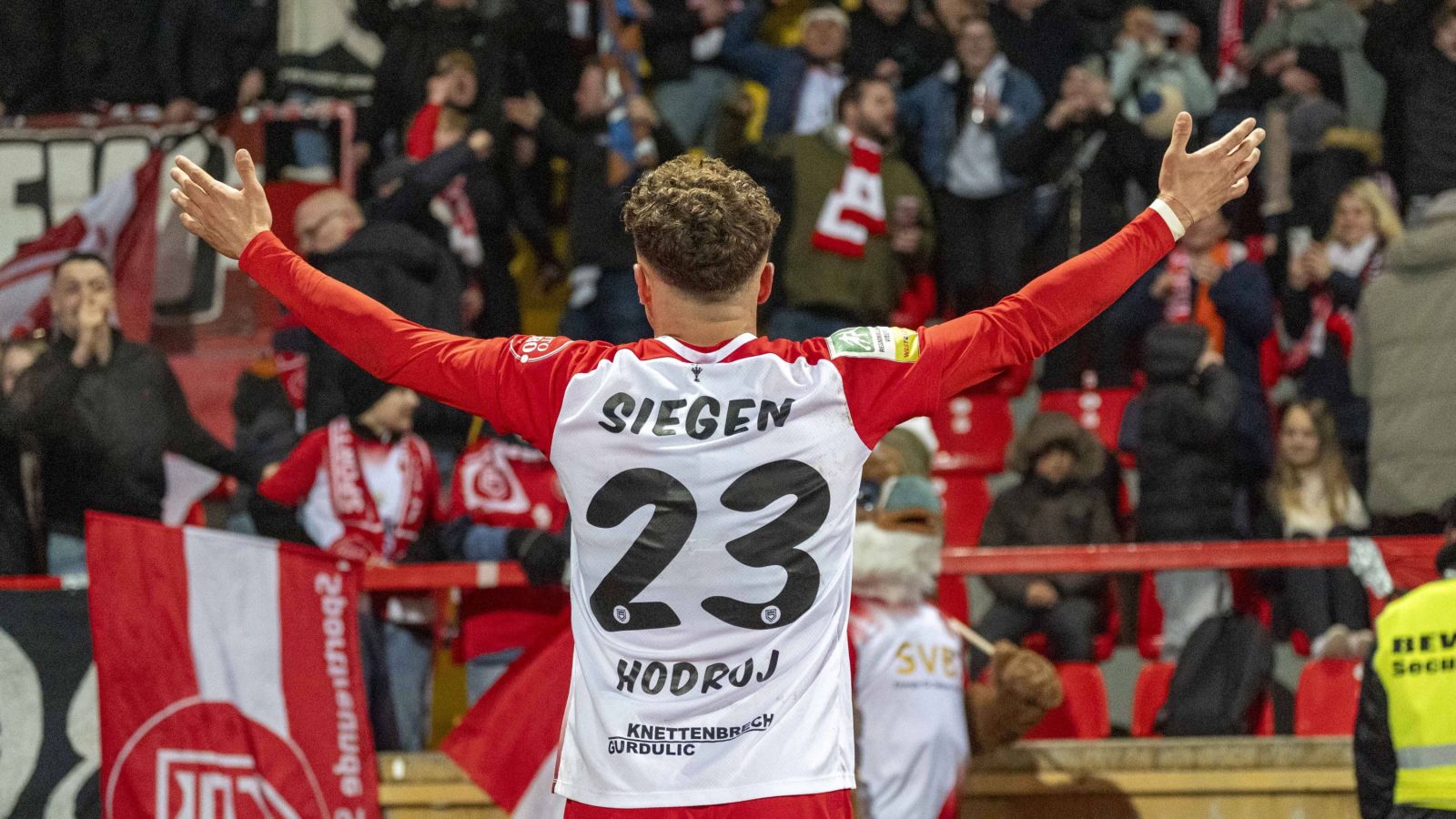Malik Hodroj von den Sportfreunden Siegen feiert mit den Fans sein spätes Siegtor beim 2:1 gegen die zweite Mannschaft des 1. FC Köln.