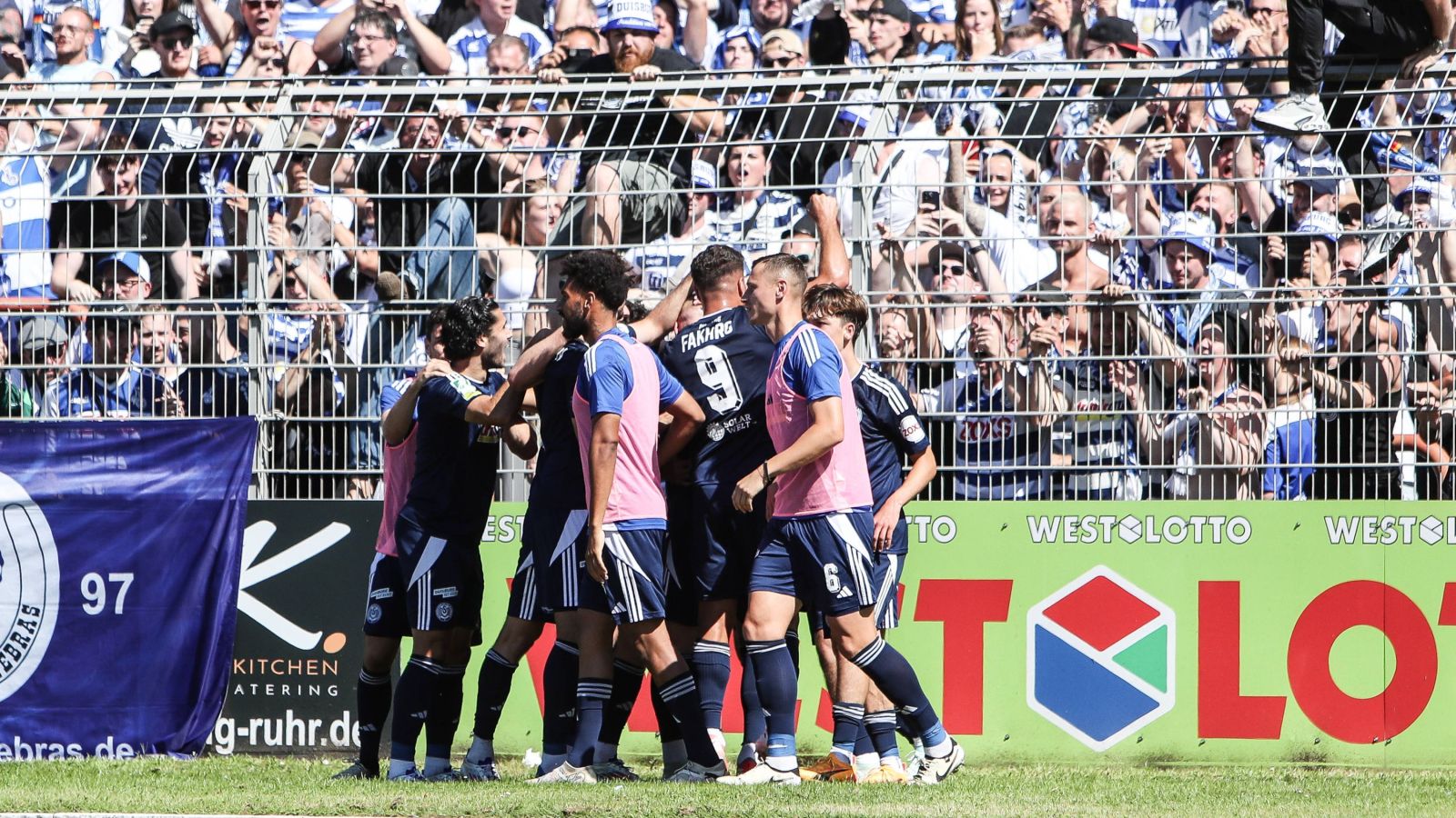 Die Spieler des MSV Duisburg bejubeln den 2:0-Derbysieg in Oberhausen vor den eigenen Fans.