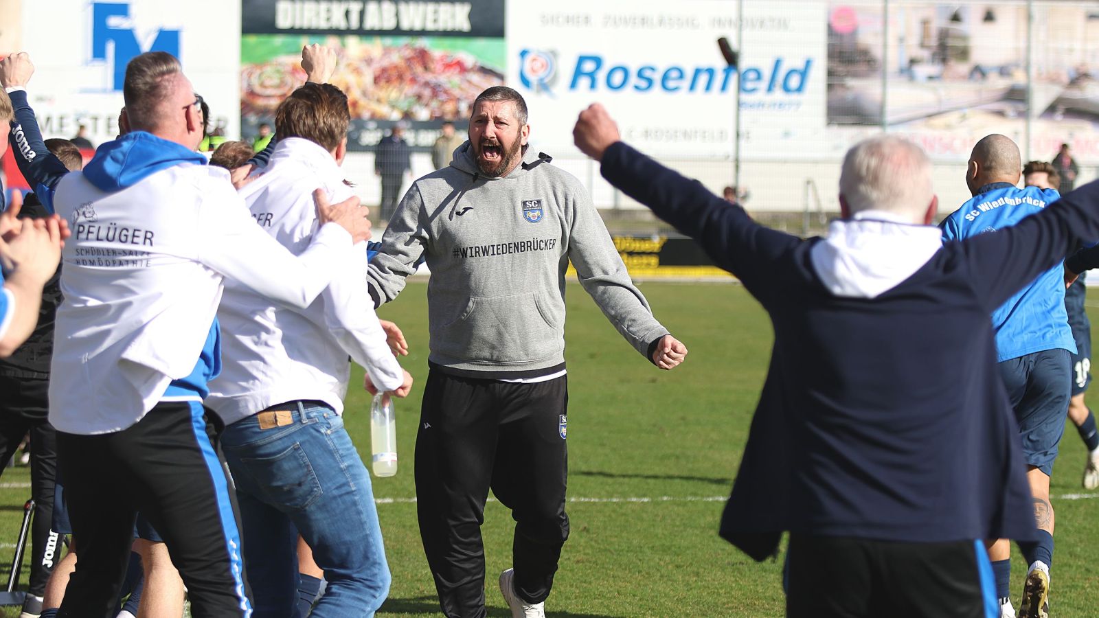 Sascha Mölders, Trainer beim SC Wiedenbrück, bejubelt mit seinem Staff einen Treffer beim 4:0-Heimsieg gegen den Wuppertaler SV.