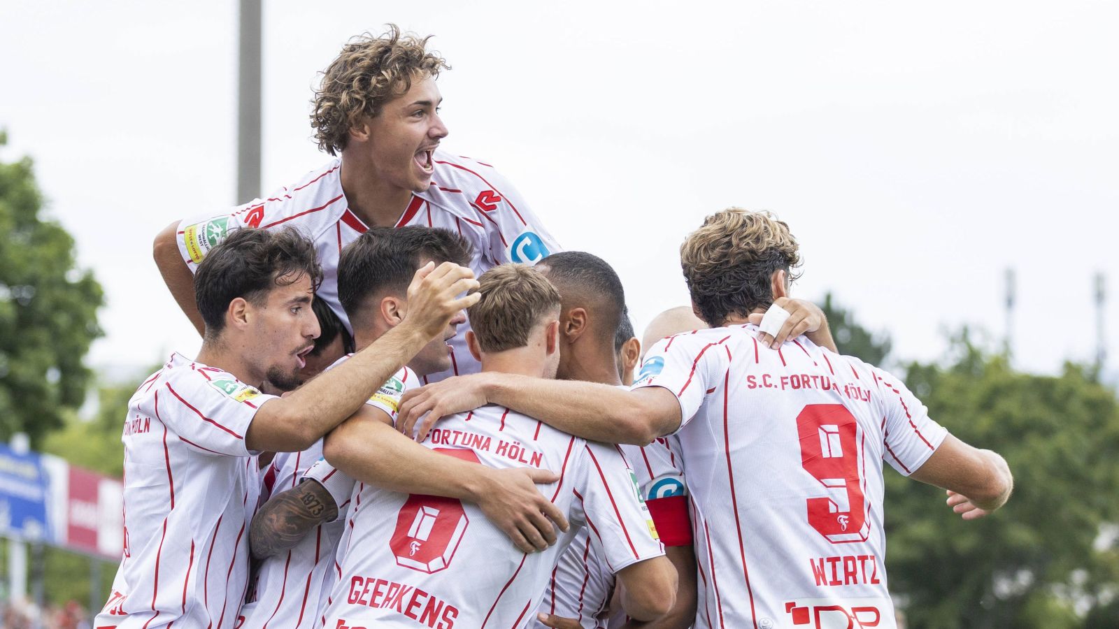 Die Spieler von Spitzenreiter Fortuna Köln könnten am ersten Mai-Wochenende den Gewinn der Meisterschaft feiern.