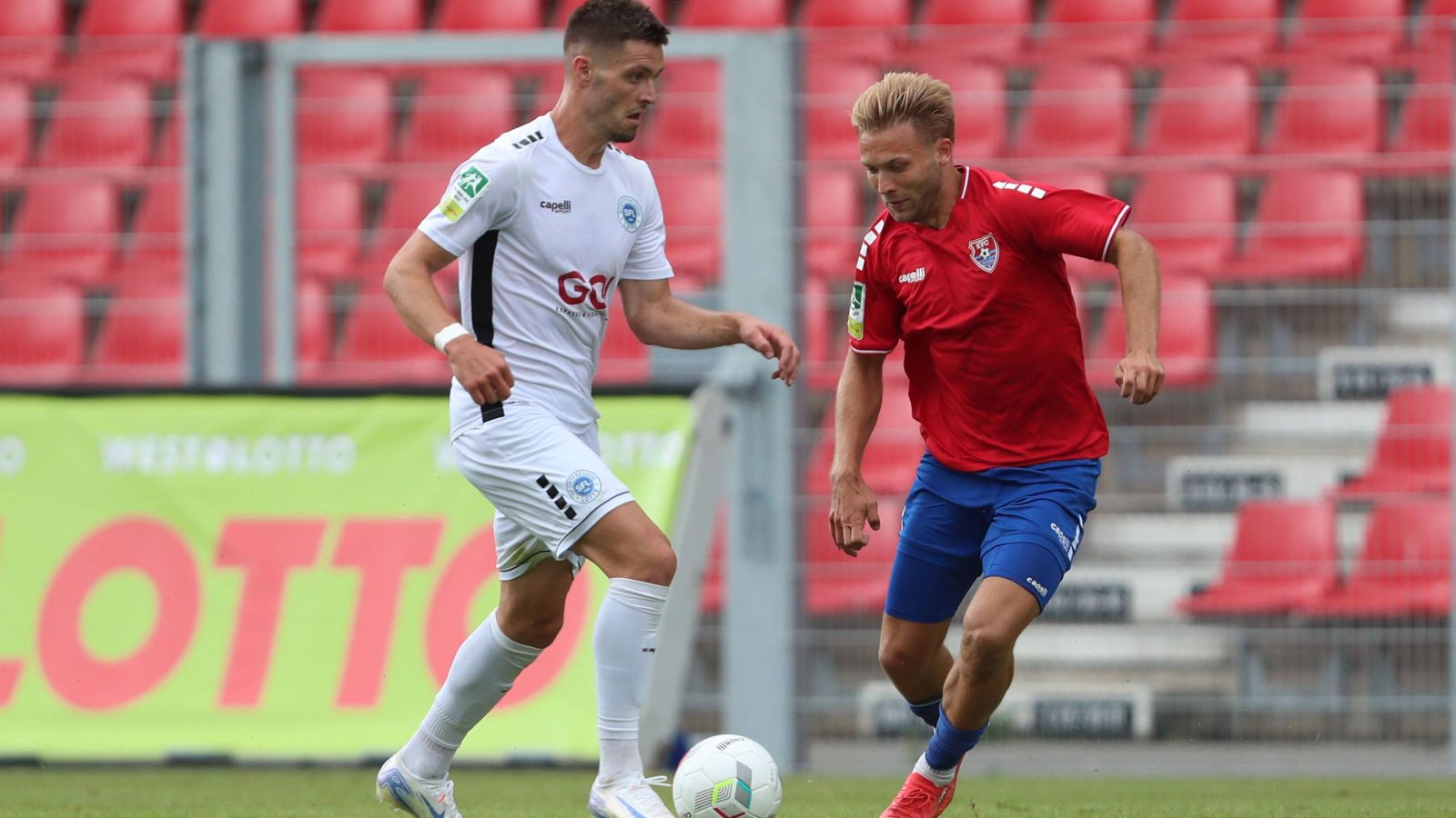 Philip Fontein von den Sportfreunden Lotte behauptet den Ball gegen Alexander Lipinski (KFC Uerdingen 05.