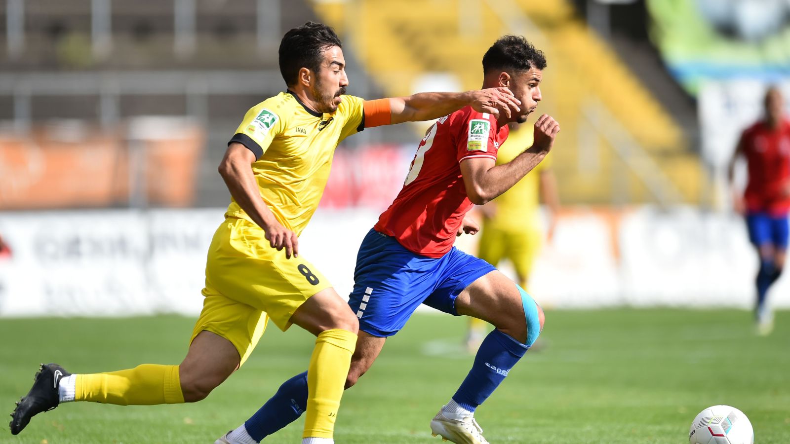 Cenk Durgun (SV Eintracht Hohkeppel) und Adam Tolba (KFC Uerdingen 05) kämpfen um den Ball.