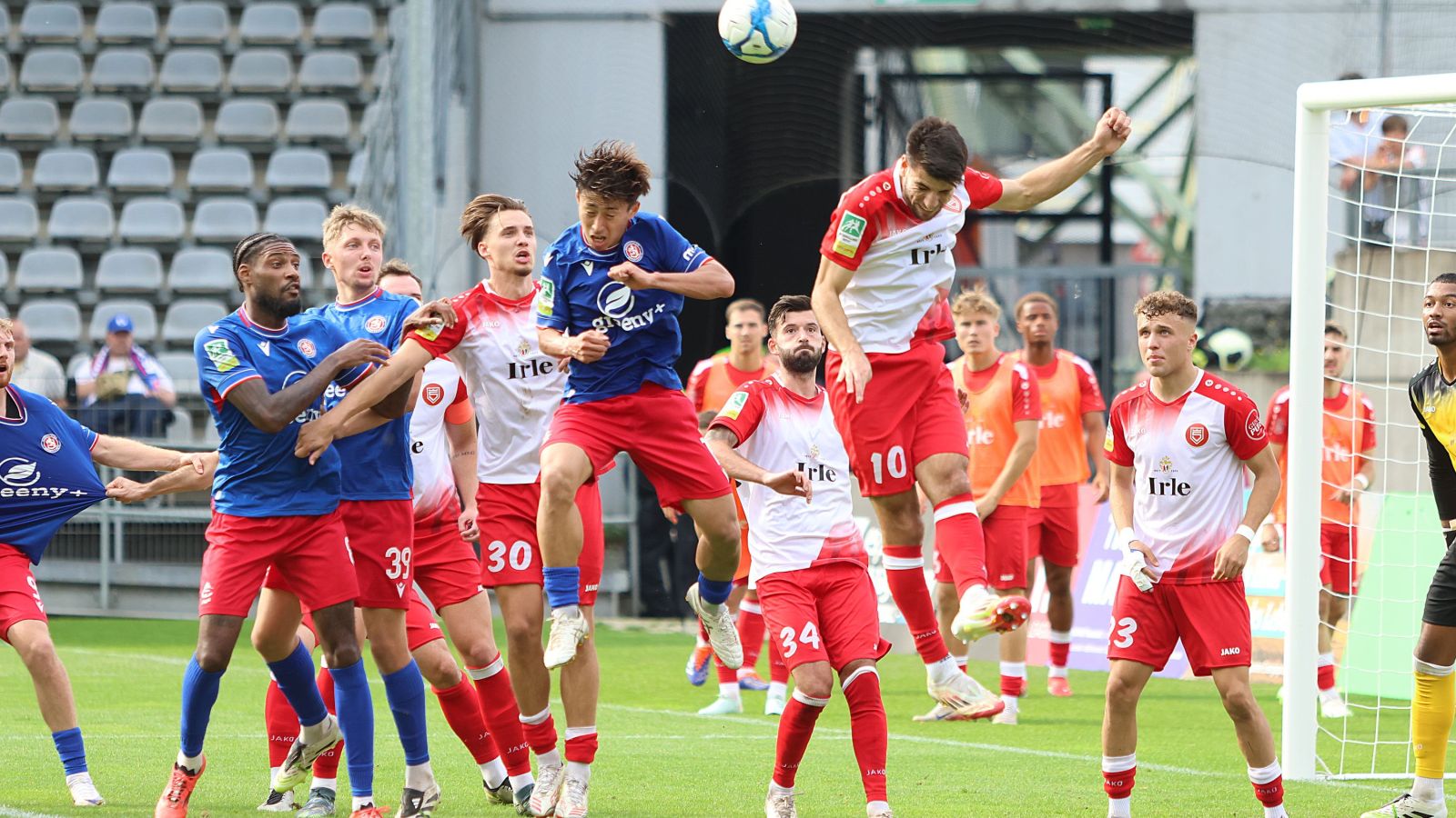 Beim 1:1 im Hinspiel lieferten sich die Spieler des Wuppertaler SV und der Sportfreunde Siegen auch in der Luft viele packende Duelle.
