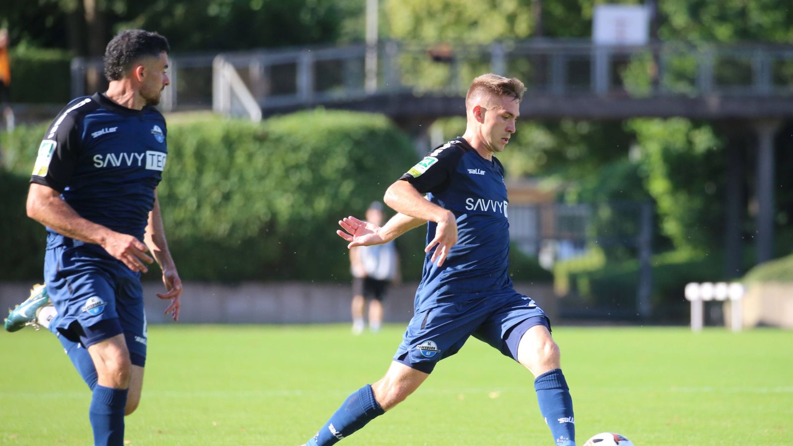 Marco Pledl vom SC Paderborn 07 U 23 führt den Ball.