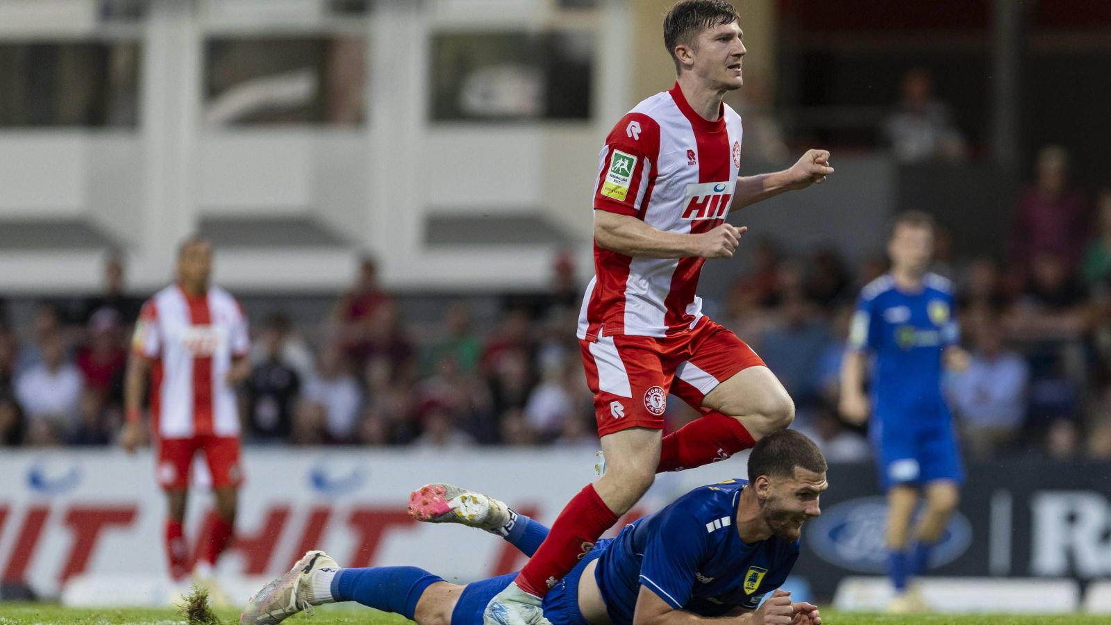 Marvin Mika (Fortuna Köln) schaut seinem Schuss hinterher