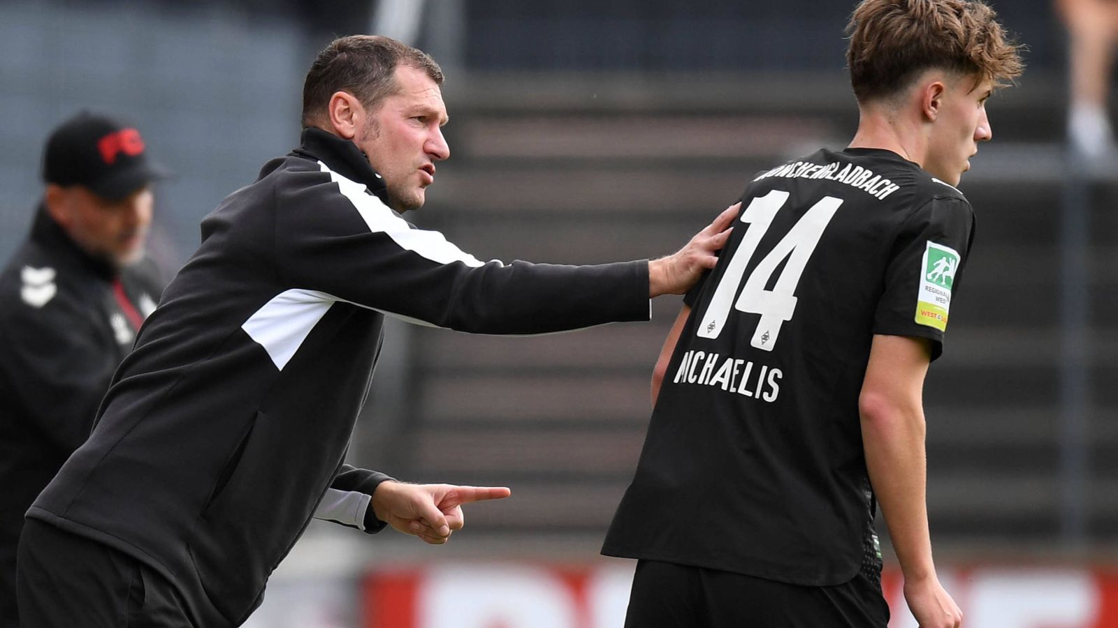 Borussia Mönchengladbachs U 23-Trainer Sascha Eickel (links) klopft seinem Torschützen Yannick Michaelis auf die Schulter.