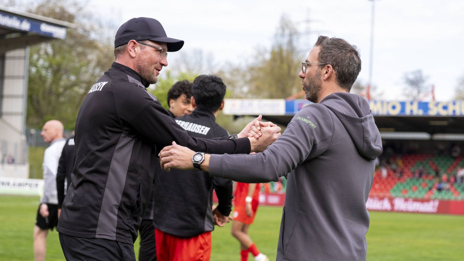 Die beiden Trainer Sebastian Gunkel von Rot-Weiß Oberhausen und Boris Schommers von den Sportfreunden Siegen begrüßen sich.