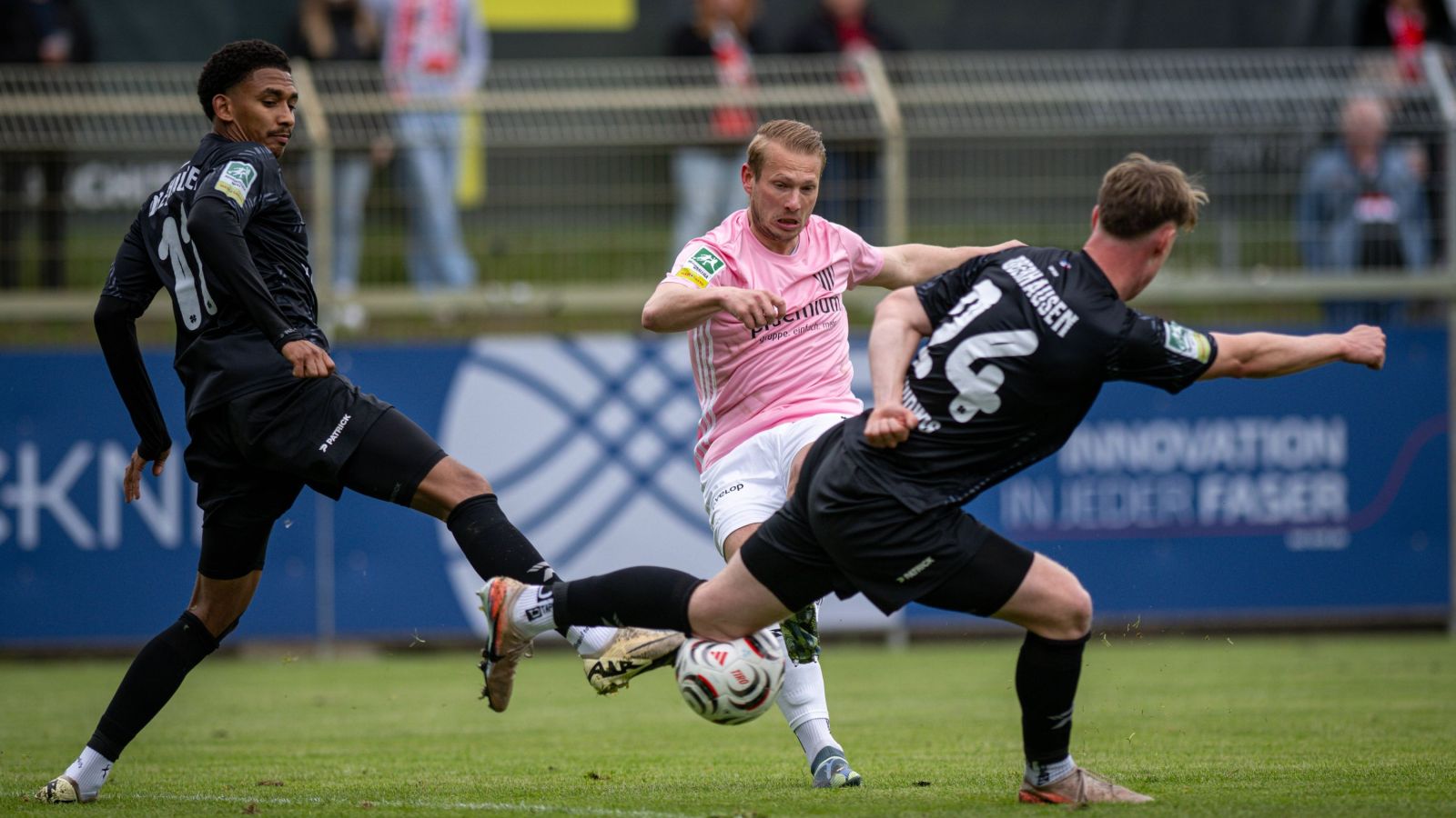 Spitzenreiter Rot-Weiß Oberhausen strebt im Heimspiel gegen den 1. FC Bocholt bereits den achten Sieg in Serie an.