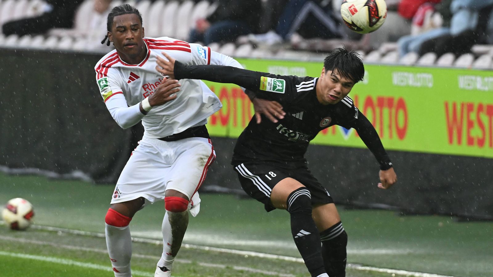 Der Kölner Reigan Heskey (links) lieferte sich packende Duelle mit seinem Bergisch Gladbacher Gegenspieler Fabian Fricke.