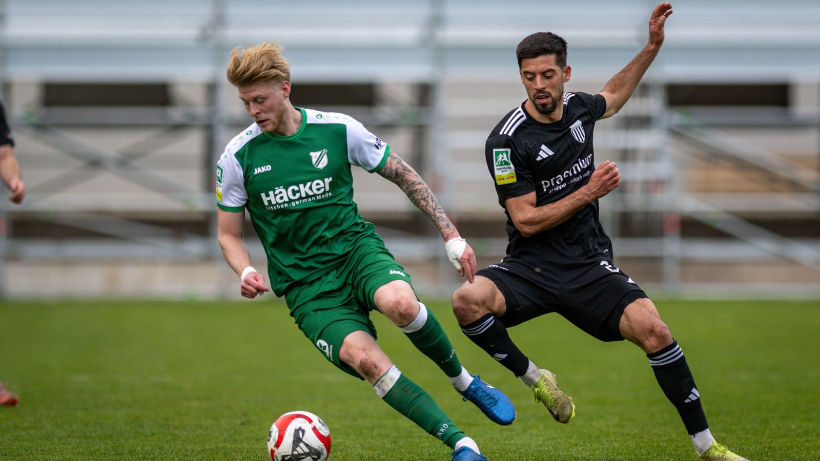 Abwehrspieler Tim Corsten (links) leitete mit seinem Führungstor den 4:0-Sieg des SV Rödinghausen beim 1. FC Bocholt ein.