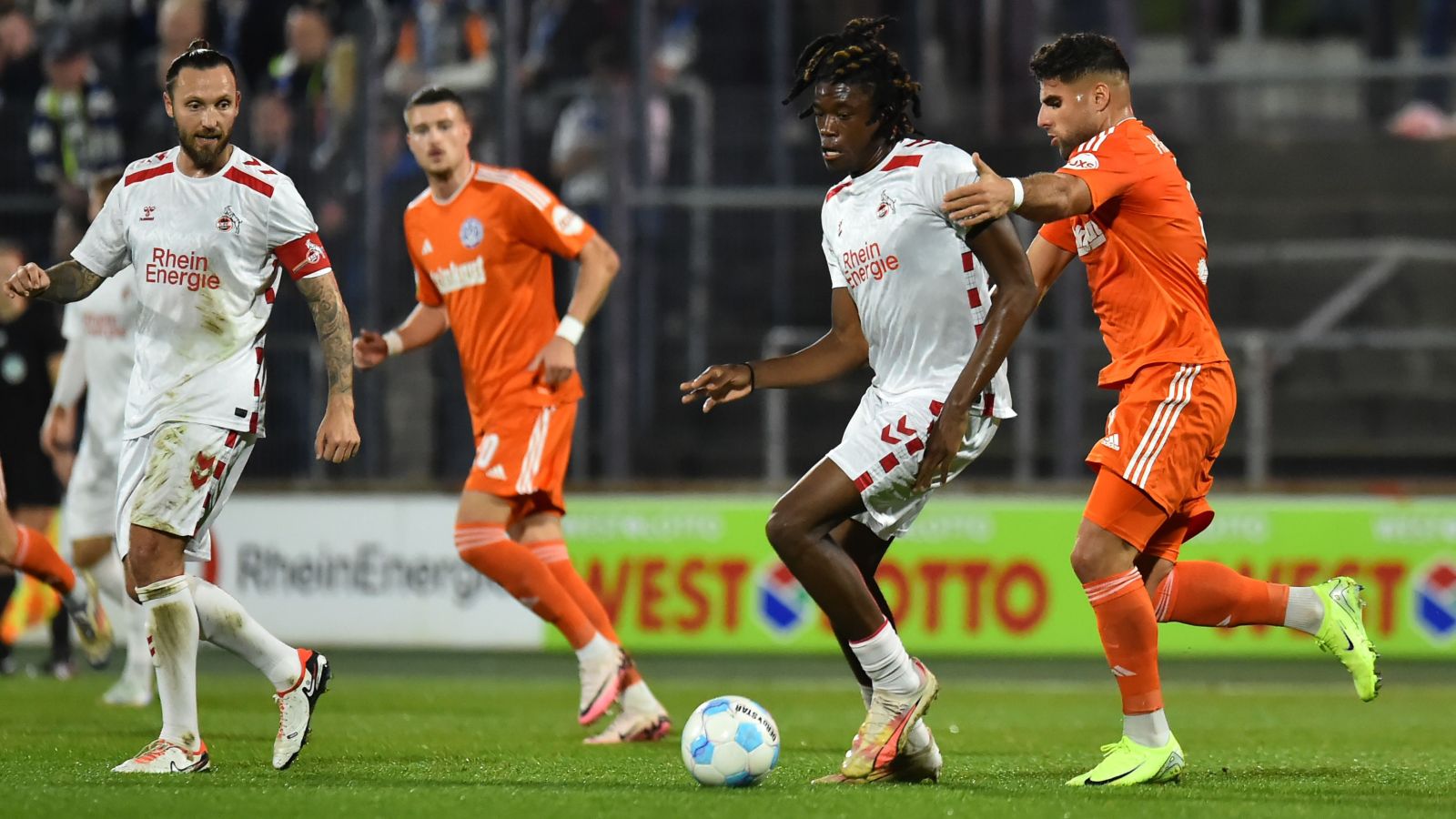 Elias Bakatukanda (1. FC Köln II) und Malek Fakhro (MSV Duisburg) kämpfen um den Ball. Der Kölner Marco Höger beobachtet den Zweikampf.