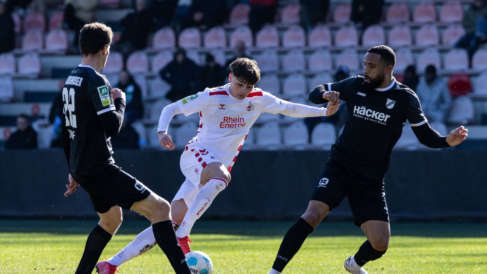 Packende Duelle lieferten sich die Spieler des SV Rödinghausen (schwarze Trikots) und des 1. FC Köln II. Der FC siegte knapp 1:0.