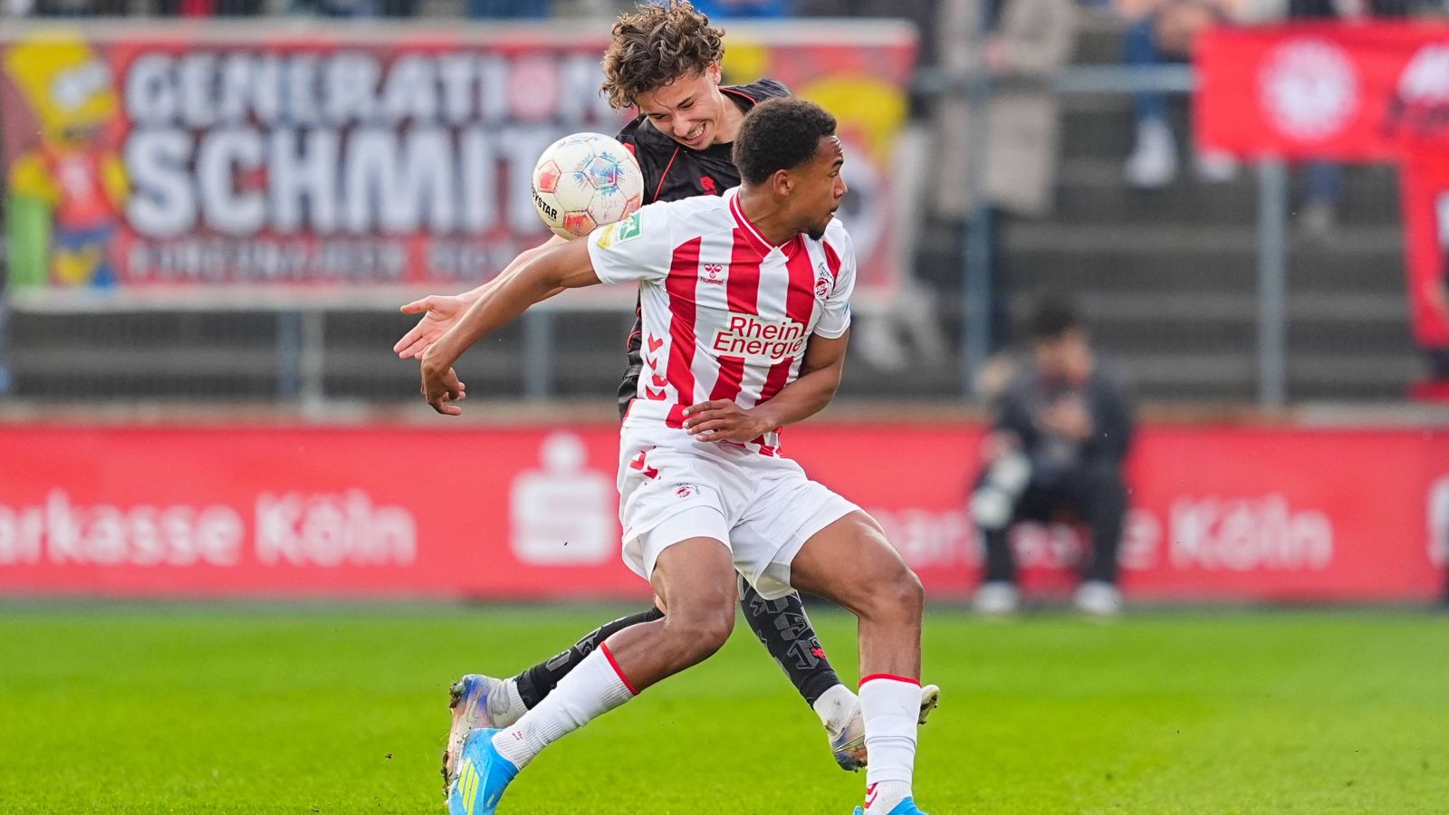 Jungprofi Youssoupha Niang (im Vordergrund) war beim 3:0-Derbysieg der zweiten Mannschaft des 1. FC Köln gegen Spitzenreiter Fortuna Köln an allen drei Treffern beteiligt.