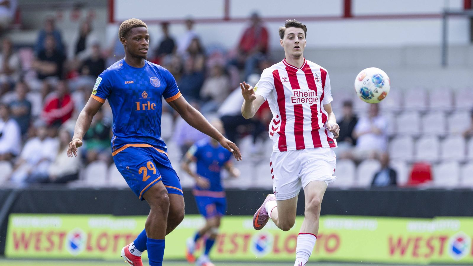 Jubes Ticha (links) und die Sportfreunde Siegen landeten bei der zweiten Mannschaft des 1. FC Köln einen 4:2-Auswärtssieg. Auch Torschütze Malek El Mala (rechts) konnte die Niederlage der Gas