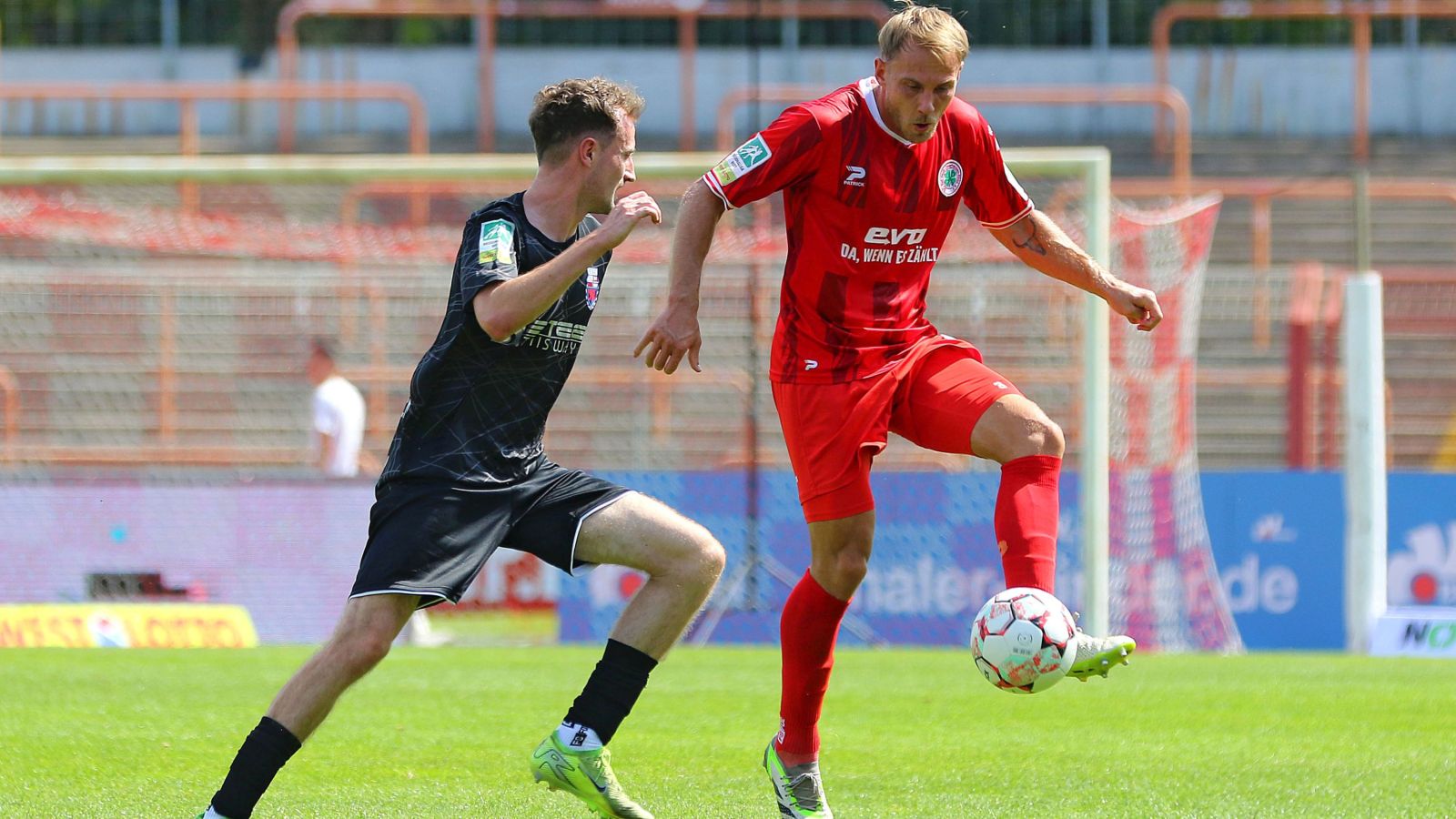 Der Bonner SC, hier Yannik Schlößer (links), erkämpfte ein 1:1 gegen den Tabellenzweiten Rot-Weiß Oberhausen.