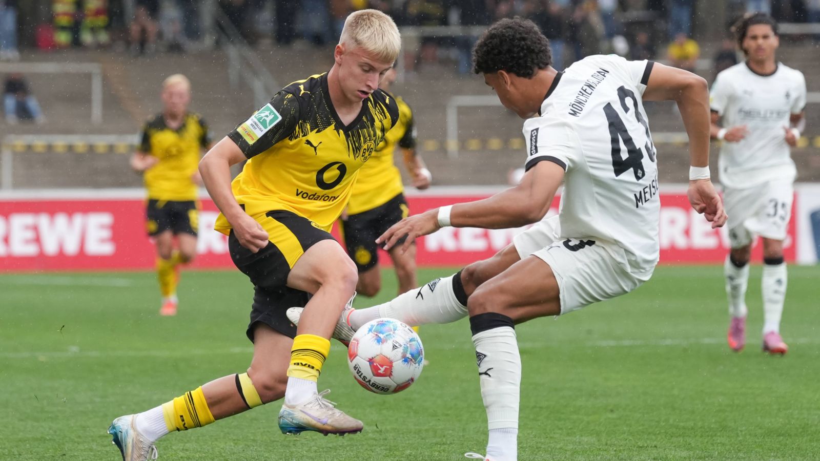 Danylo Krevsun (links) und die U 23 von Borussia Dortmund unterlagen dem Nachwuchs von Borussia Mönchengladbach im Hinspiel 1:2.