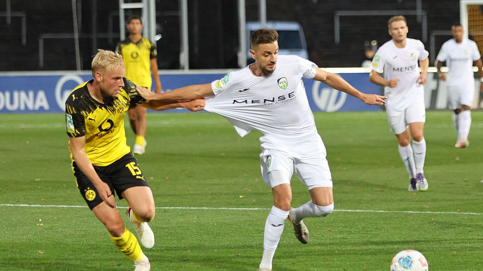 Torschützen unter sich: Ben Vincent Hüning (links) von der U 23 von Borussia Dortmund und sein Gegenspieler Patrik Twardzik vom FC Gütersloh lieferten sich beim 2:1-Erfolg des BVB einige pack