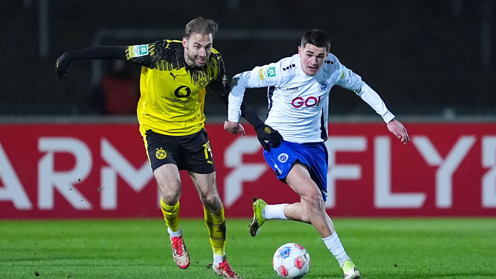 Intensive Duelle lieferten sich die Spieler der U 23 von Borussia Dortmund und der Sportfreunde Lotte beim 1:1 im Stadion Rote Erde.