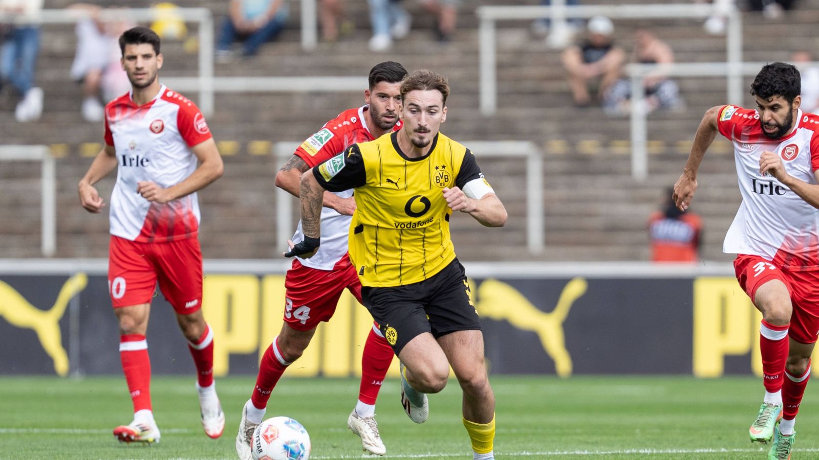 Tony Reitz (im Vordergrund), Kapitän bei der U 23 von Borussia Dortmund, verwandelte beim 2:2 gegen den Aufsteiger Sportfreunde Siegen einen Foulelfmeter zum zwischenzeitlichen 1:1-Ausgleich.