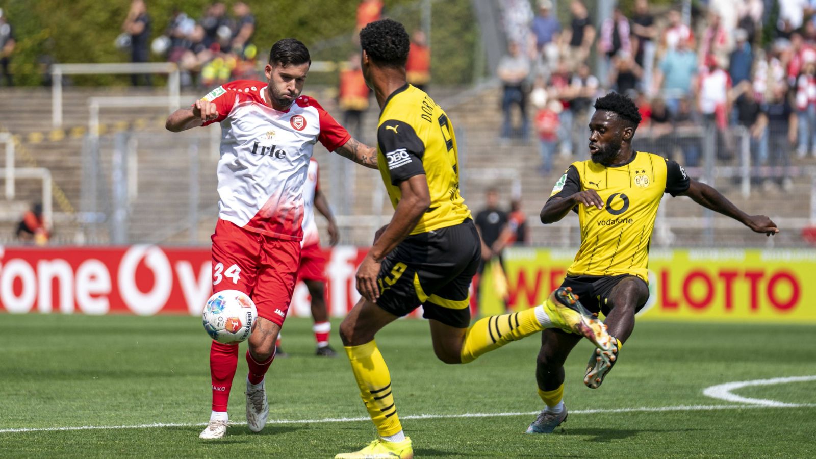 Die U 23 von Borussia Dortmund und die Sportfreunde Siegen trennten sich in einem packenden Hinspiel im Stadion Rote Erde 2:2.