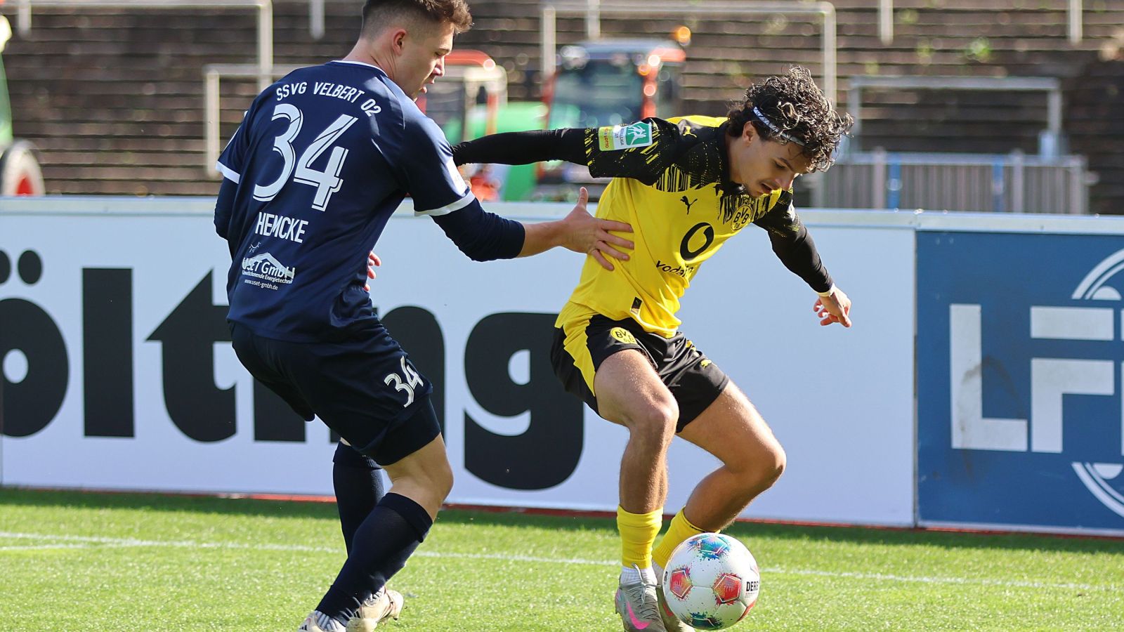 Babis Drakas (rechts) kam mit der U 23 von Borussia Dortmund im Hinspiel gegen die SSVg Velbert zu einem 5:0-Heimsieg.