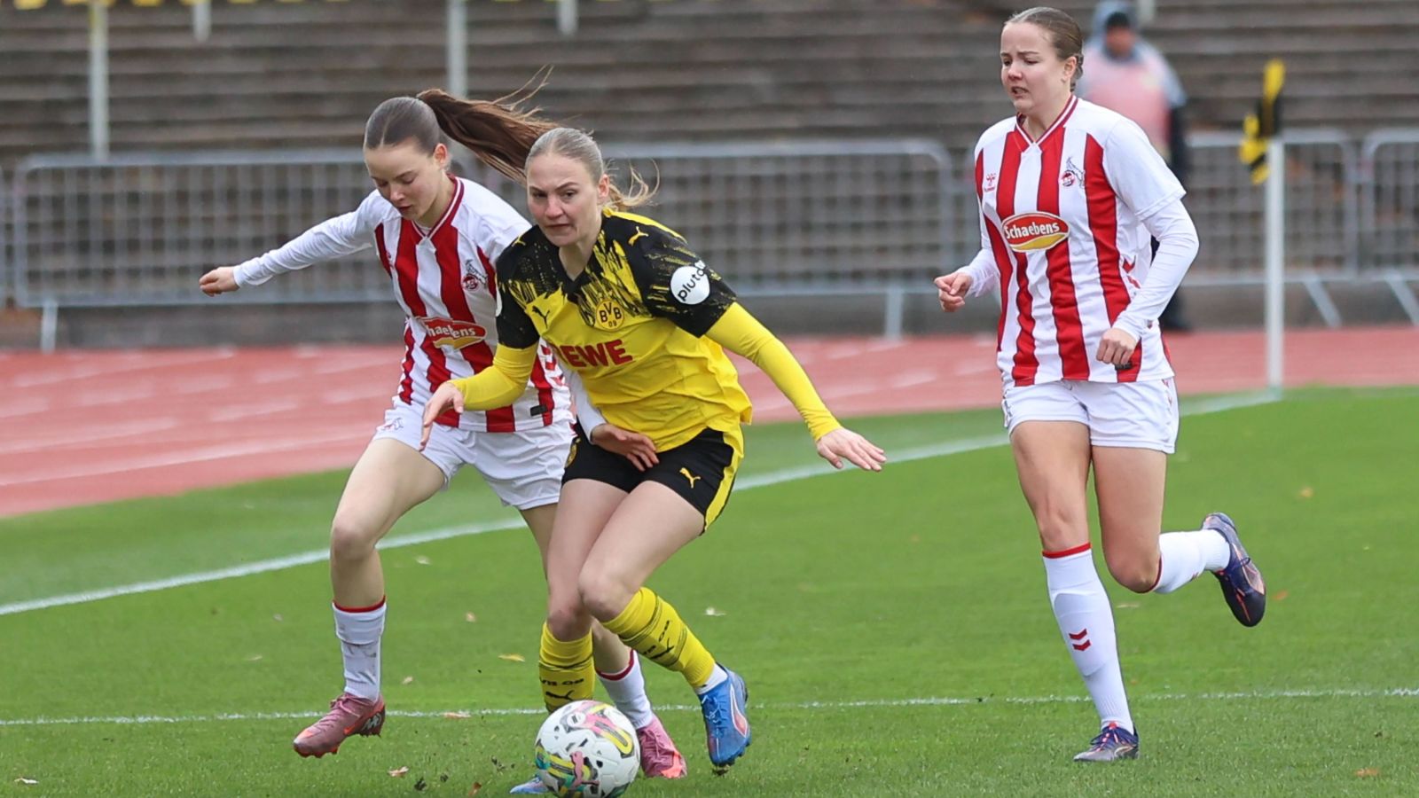 BVB-Angreiferin Annika Enderle behauptet den Ball gegen zwei Kölner Gegenspielerinnen.